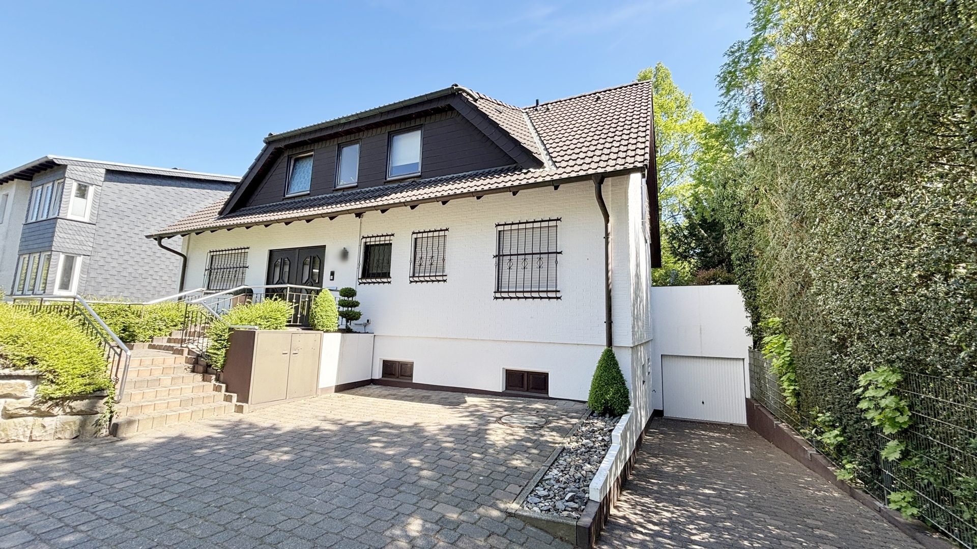 Böcker Wohnimmobilien - Immobilienangebot - Ratingen - Alle - Äußerst gepflegte und geräumige Stadtvilla in ruhiger Lage mit großem parkähnlichem Garten