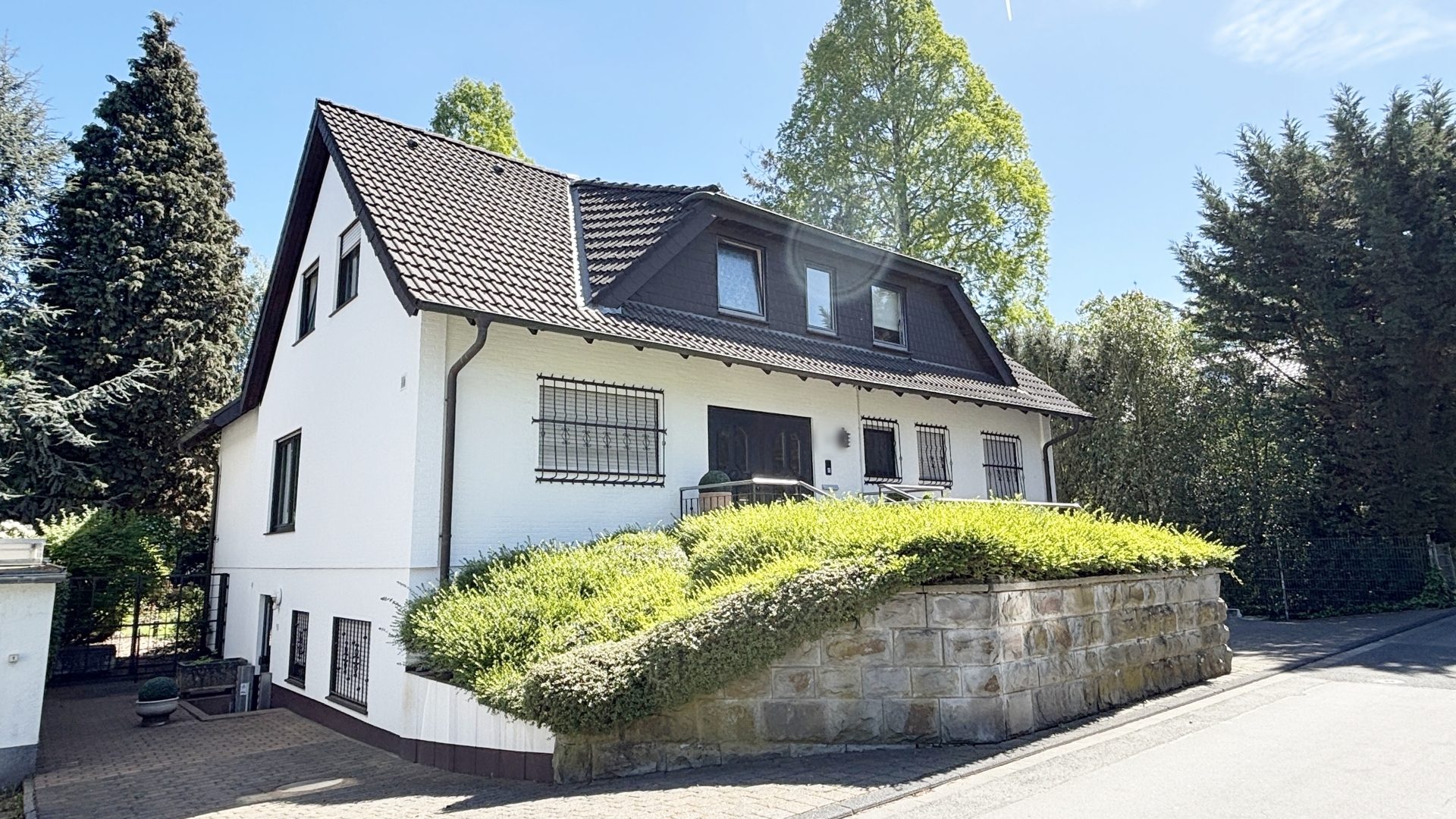 Böcker Wohnimmobilien - Immobilienangebot - Ratingen - Alle - Äußerst gepflegte und geräumige Stadtvilla in ruhiger Lage mit großem parkähnlichem Garten