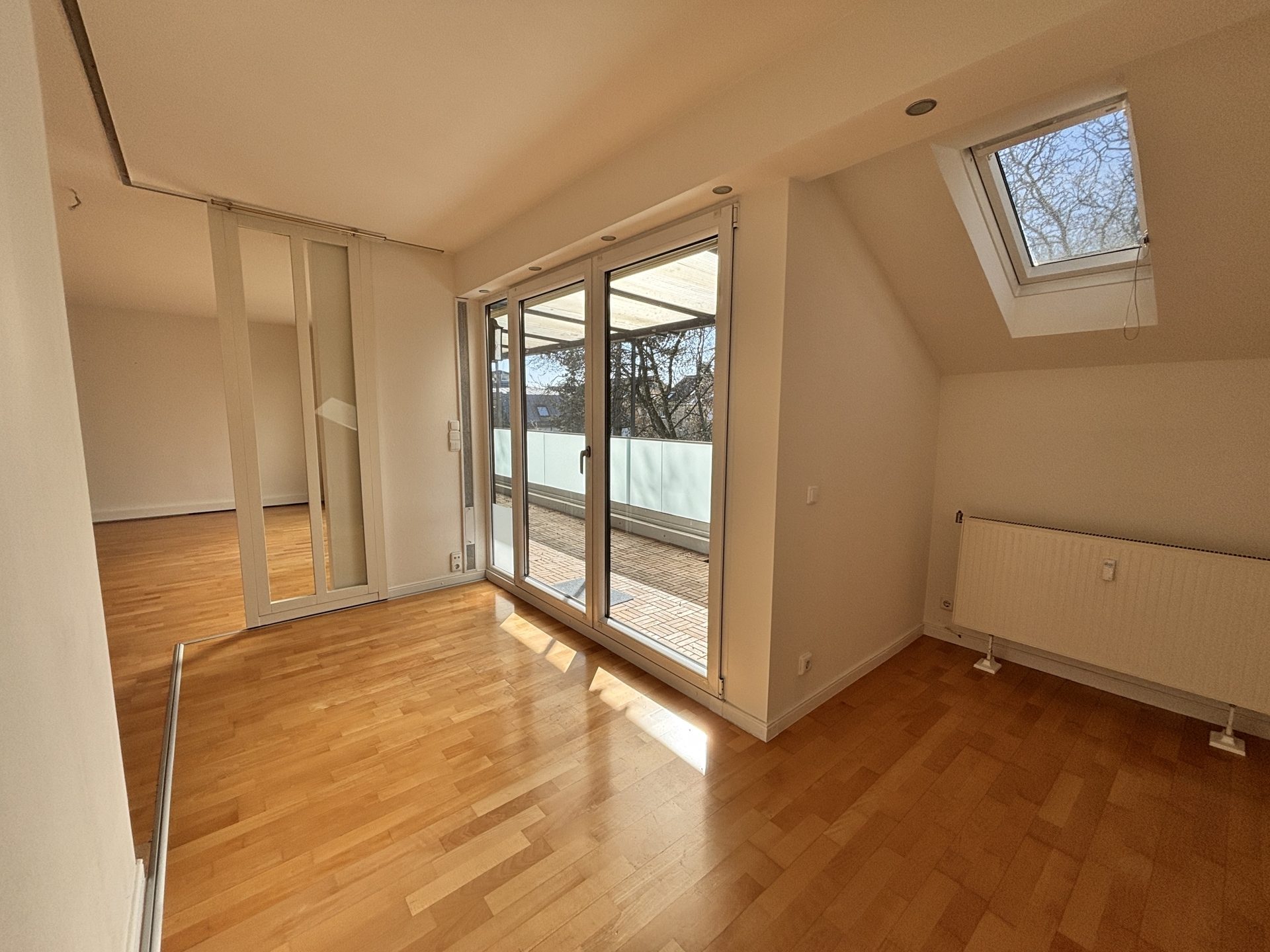 Böcker Wohnimmobilien - Immobilienangebot - Düsseldorf / Kaiserswerth - Alle - Ruhig gelegene Etagenwohnung mit großem, sonnigen Südbalkon.
