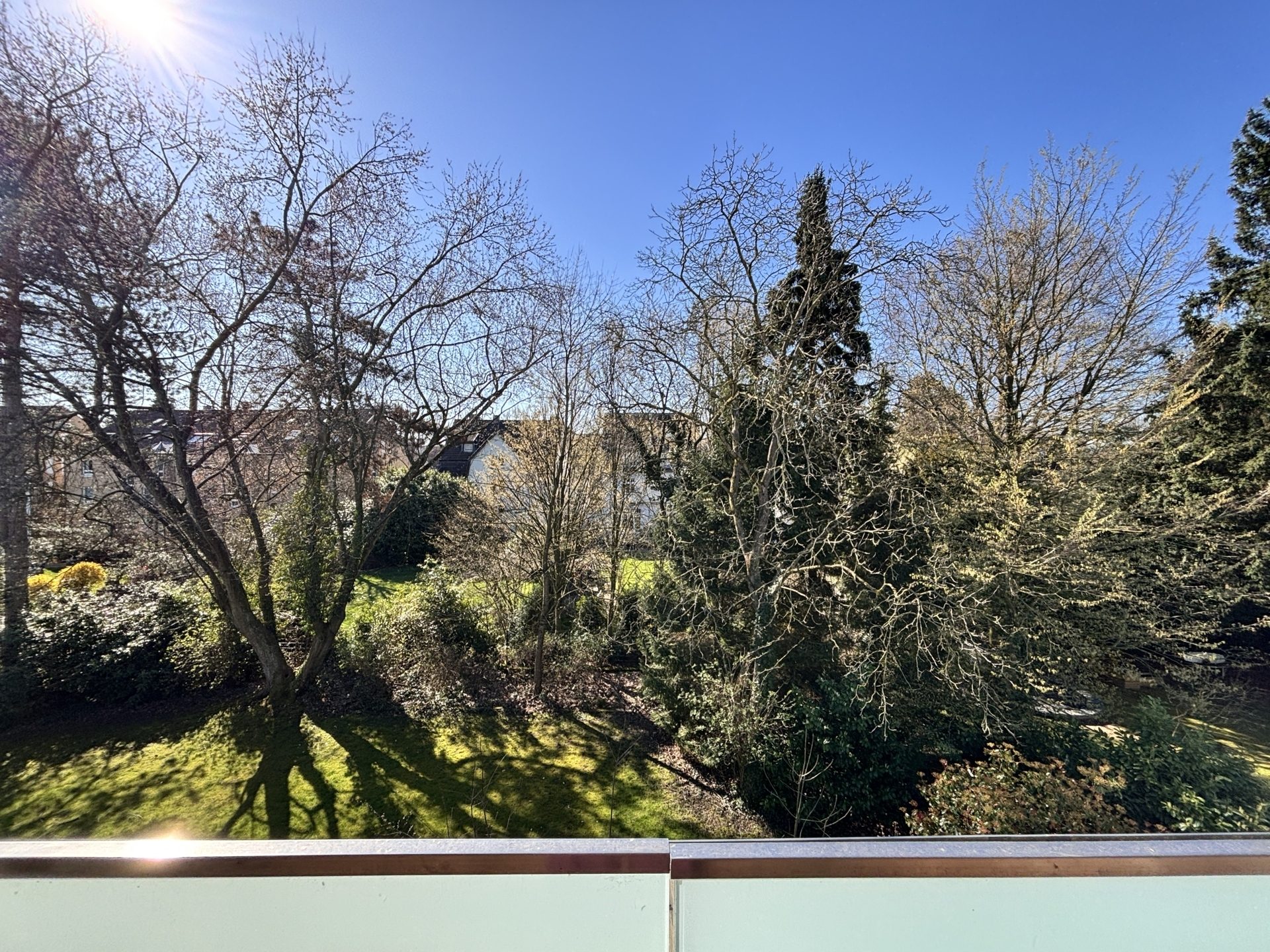 Böcker Wohnimmobilien - Immobilienangebot - Düsseldorf / Kaiserswerth - Alle - Ruhig gelegene Etagenwohnung mit großem, sonnigen Südbalkon.