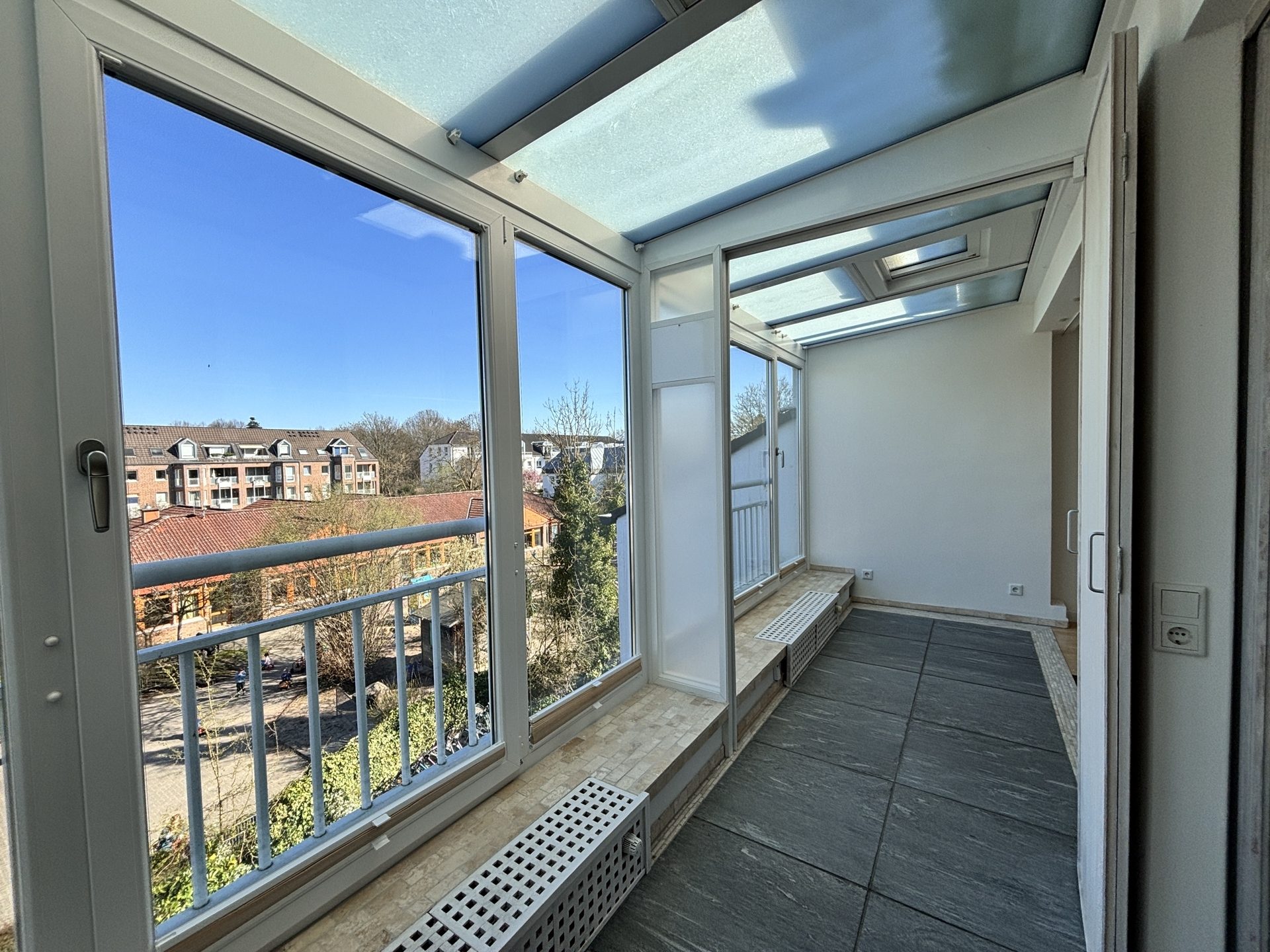 Böcker Wohnimmobilien - Immobilienangebot - Düsseldorf / Kaiserswerth - Alle - Ruhig gelegene Etagenwohnung mit großem, sonnigen Südbalkon.