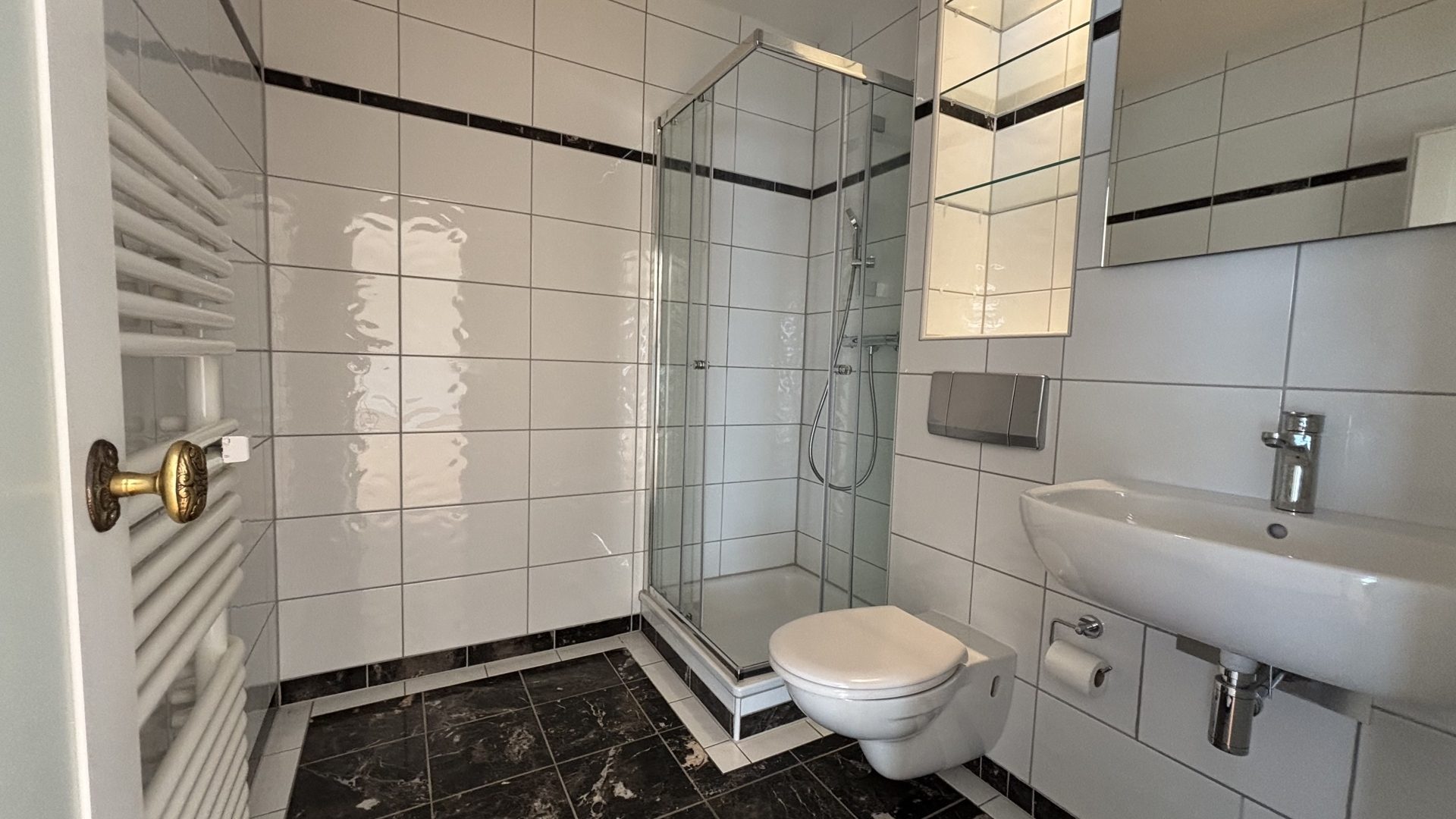 Böcker Wohnimmobilien - Immobilienangebot - Düsseldorf / Kaiserswerth - Alle - Ruhig gelegene Etagenwohnung mit großem, sonnigen Südbalkon.