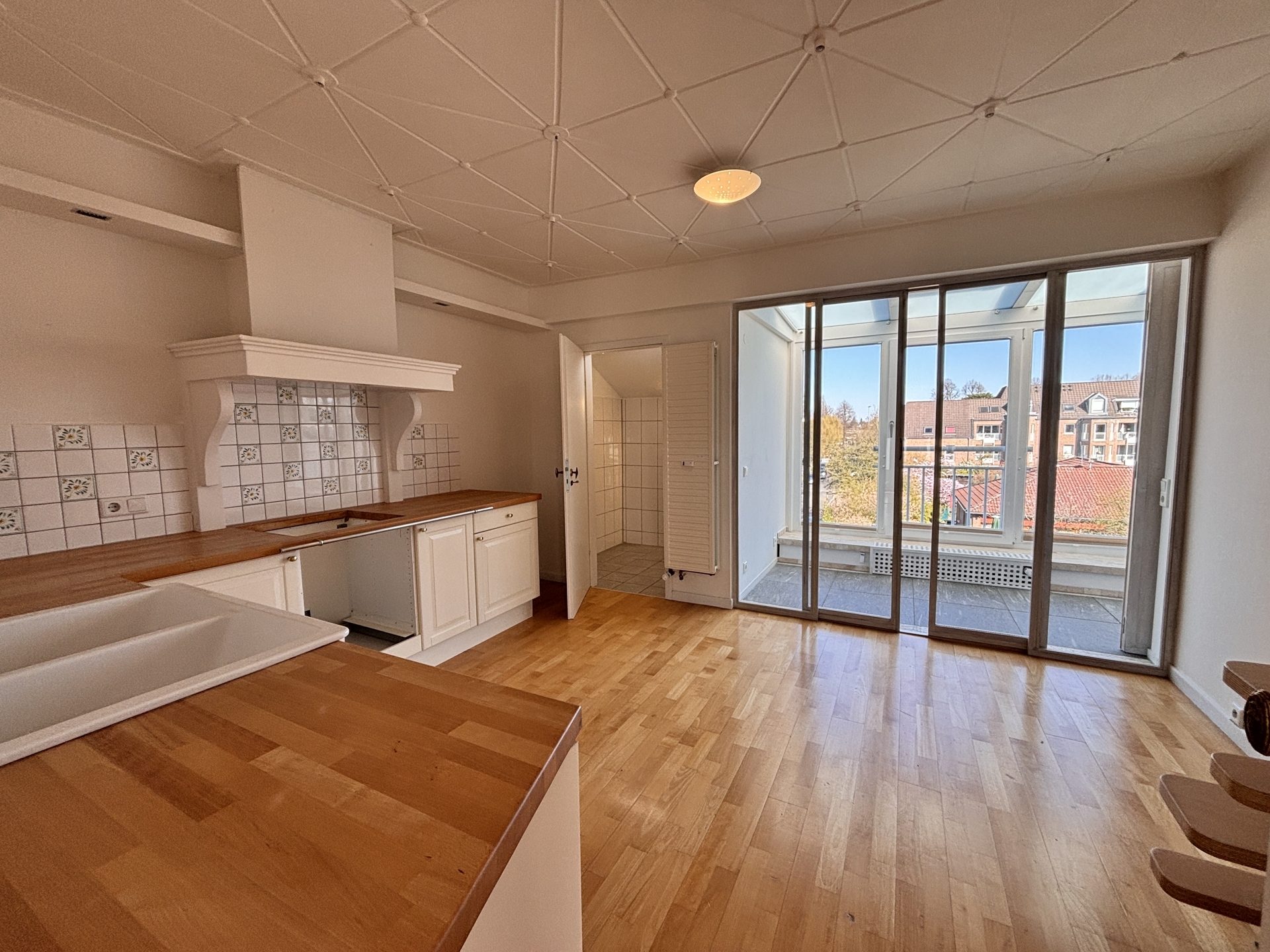 Böcker Wohnimmobilien - Immobilienangebot - Düsseldorf / Kaiserswerth - Alle - Ruhig gelegene Etagenwohnung mit großem, sonnigen Südbalkon.