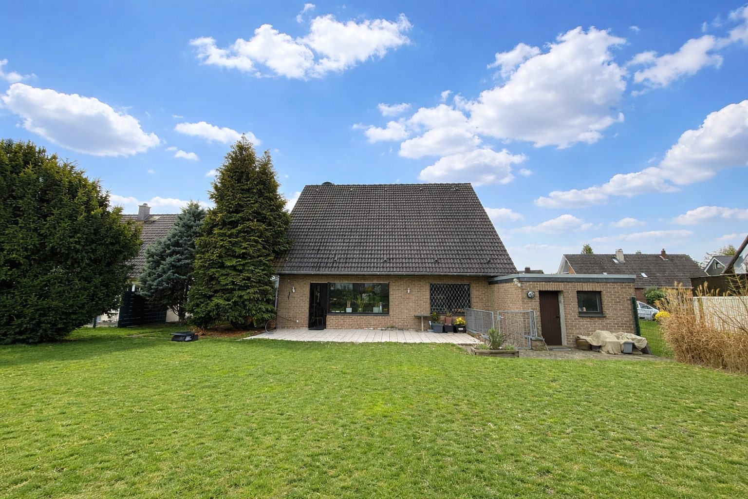Böcker Wohnimmobilien - Immobilienangebot - Ratingen - Alle - Freistehendes Einfamilienhaus mit großem Garten und viel Potenzial für Familien