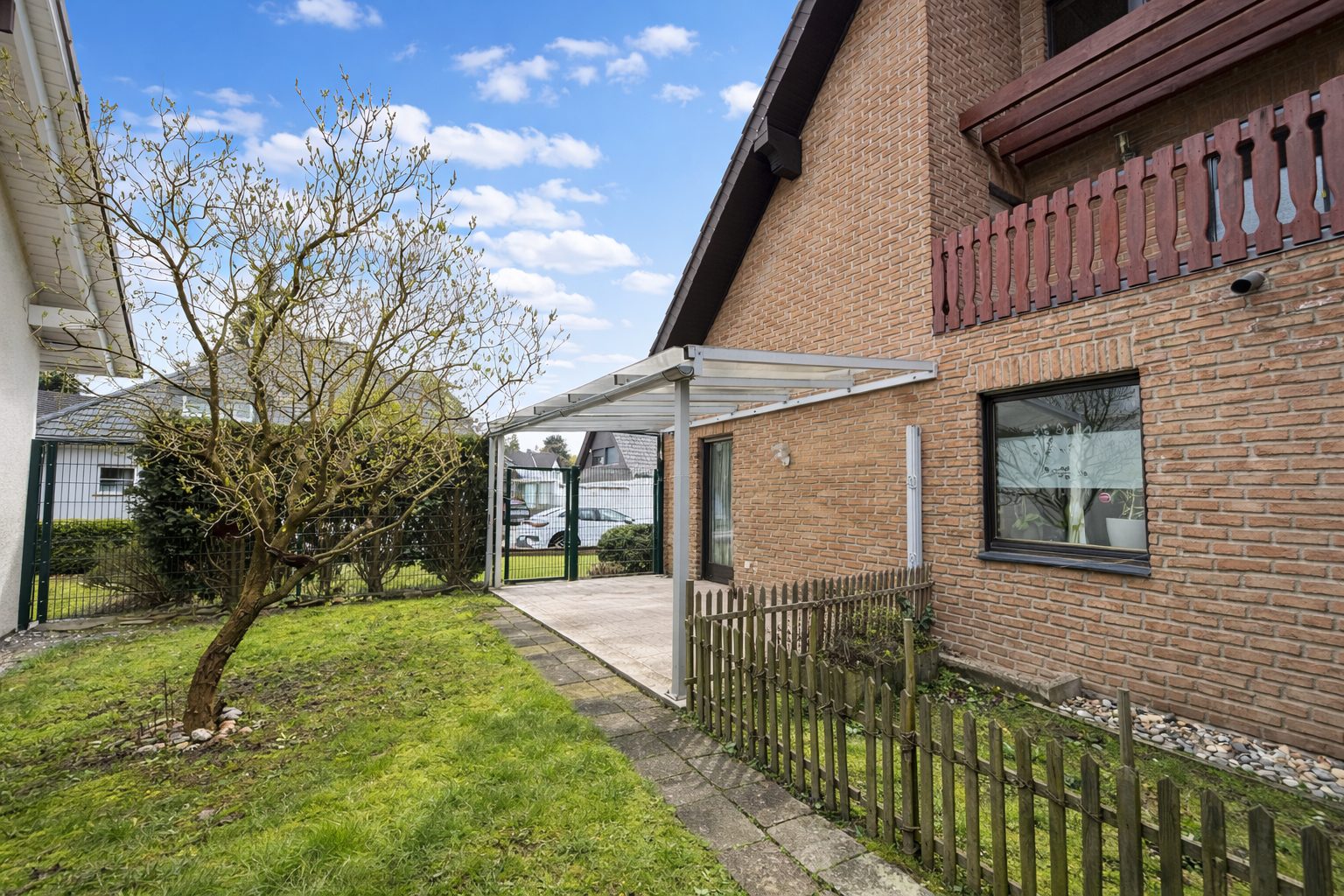 Böcker Wohnimmobilien - Immobilienangebot - Ratingen - Alle - Freistehendes Einfamilienhaus mit großem Garten und viel Potenzial für Familien
