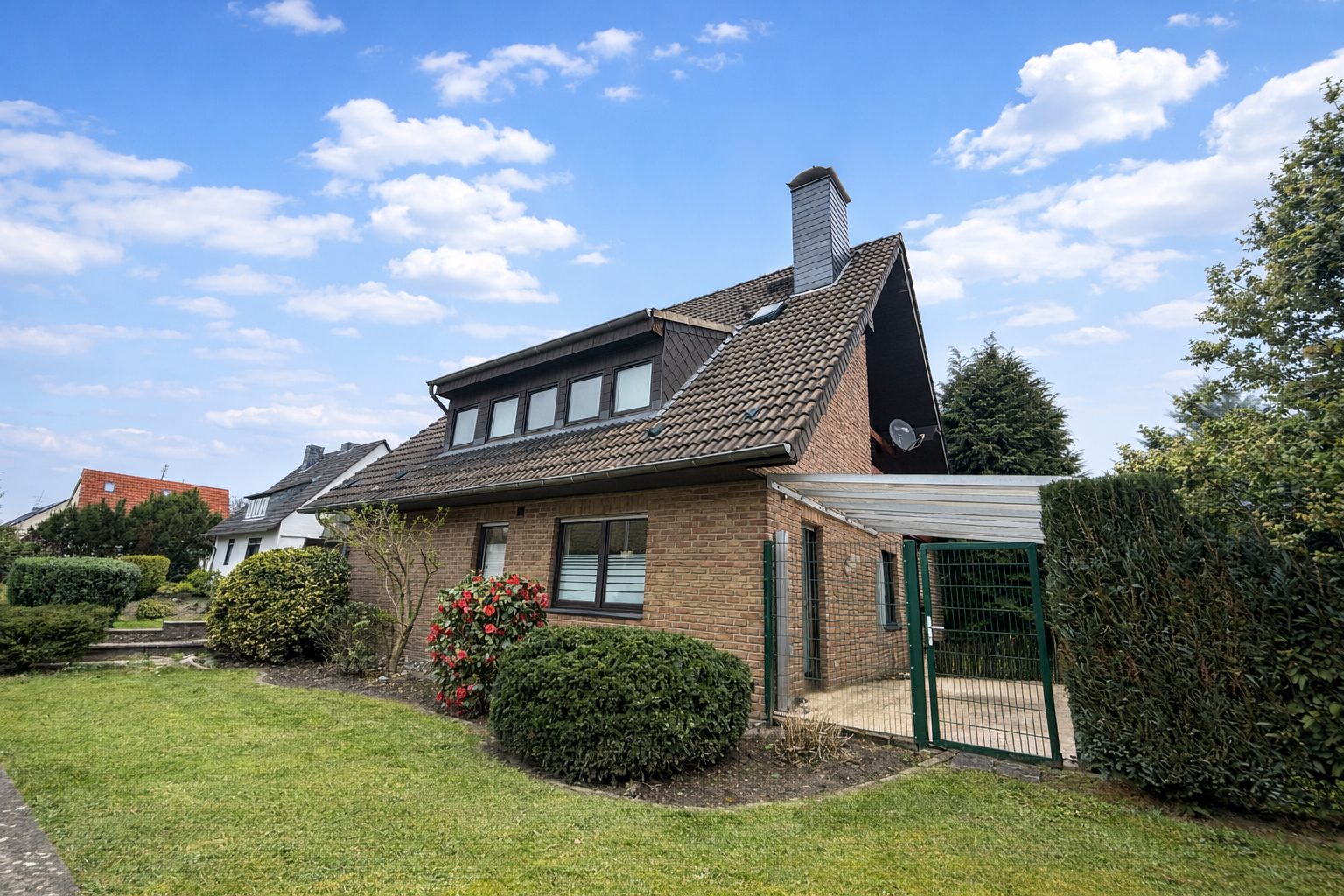 Böcker Wohnimmobilien - Immobilienangebot - Ratingen - Alle - Freistehendes Einfamilienhaus mit großem Garten und viel Potenzial für Familien