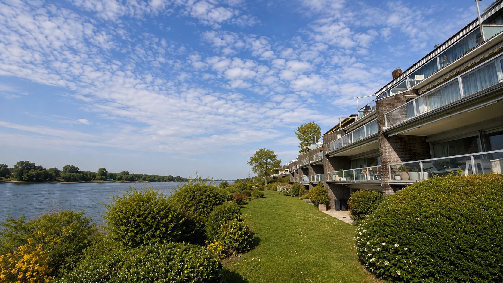 Böcker Wohnimmobilien - Immobilienangebot - Düsseldorf / Wittlaer - Alle - Ihr neues Zuhause am Rhein