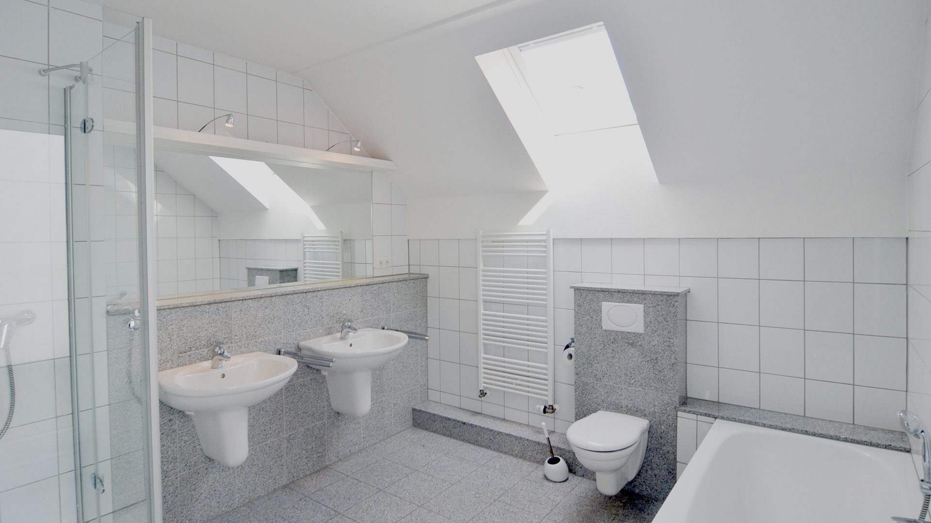 Böcker Wohnimmobilien - Immobilienangebot - Düsseldorf / Lohausen - Alle - Exklusives Townhouse in sehr guter Lage! Vollklimatisiert und neue EBK - Nähe der ISD