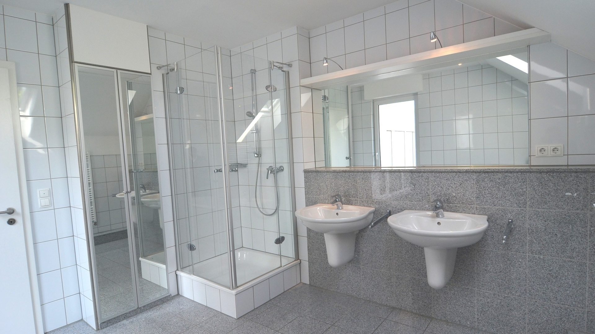 Böcker Wohnimmobilien - Immobilienangebot - Düsseldorf / Lohausen - Alle - Exklusives Townhouse in sehr guter Lage! Vollklimatisiert und neue EBK - Nähe der ISD