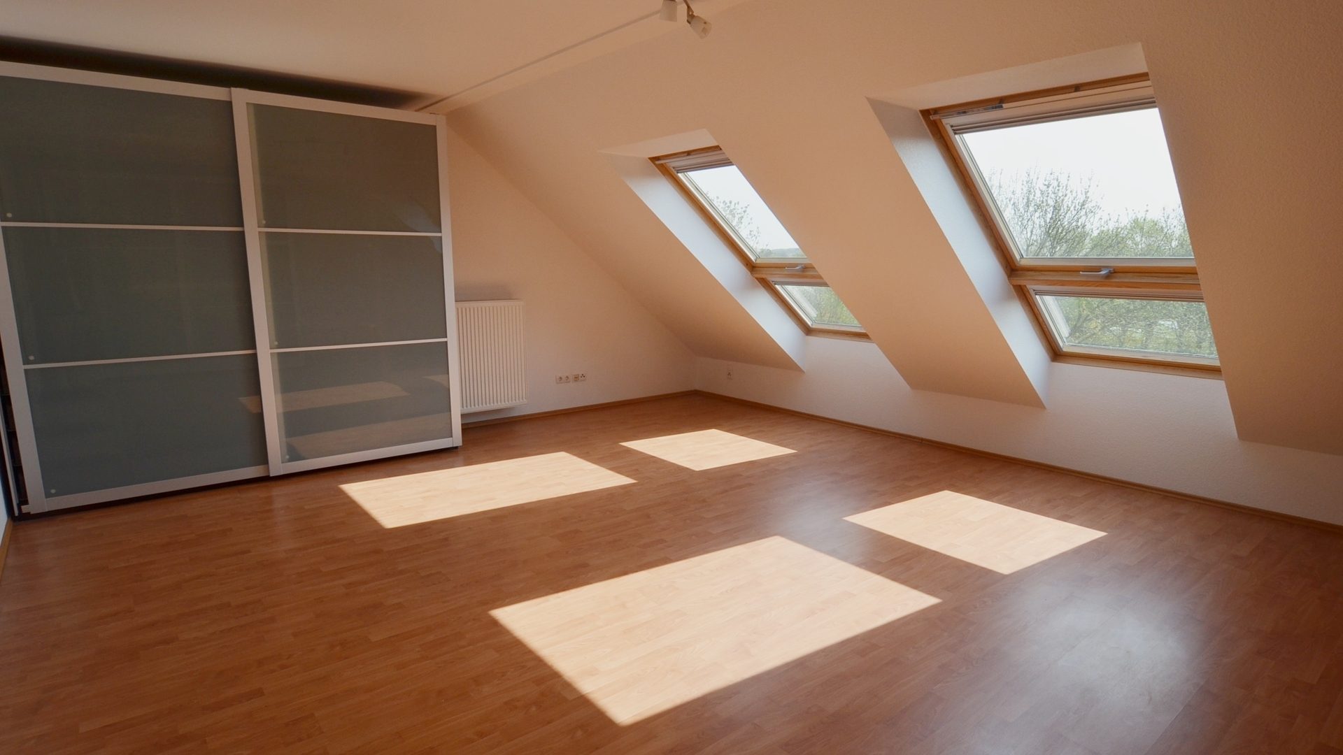 Böcker Wohnimmobilien - Immobilienangebot - Düsseldorf / Lohausen - Alle - Exklusives Townhouse in sehr guter Lage! Vollklimatisiert und neue EBK - Nähe der ISD