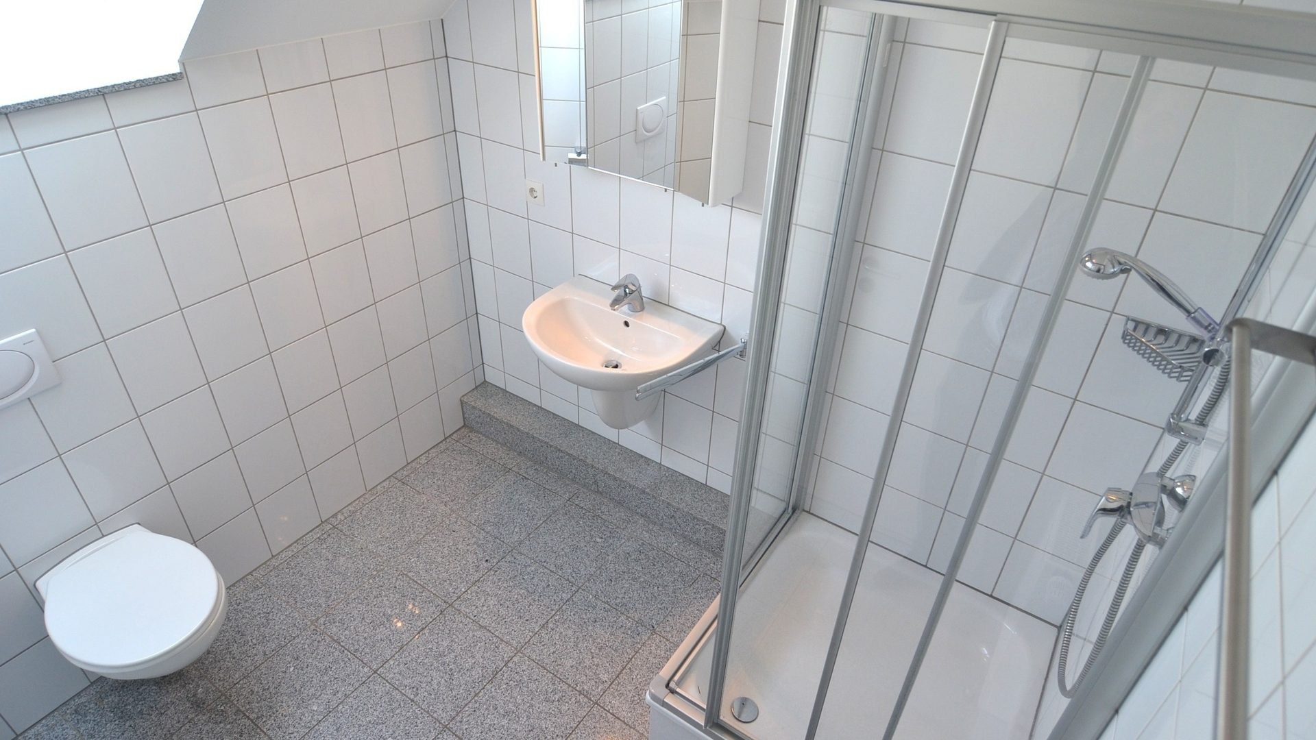 Böcker Wohnimmobilien - Immobilienangebot - Düsseldorf / Lohausen - Alle - Exklusives Townhouse in sehr guter Lage! Vollklimatisiert und neue EBK - Nähe der ISD