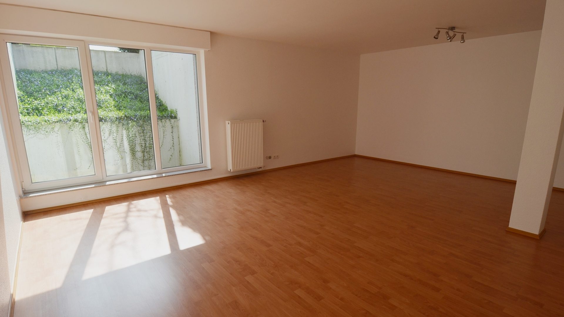 Böcker Wohnimmobilien - Immobilienangebot - Düsseldorf / Lohausen - Alle - Exklusives Townhouse in sehr guter Lage! Vollklimatisiert und neue EBK - Nähe der ISD