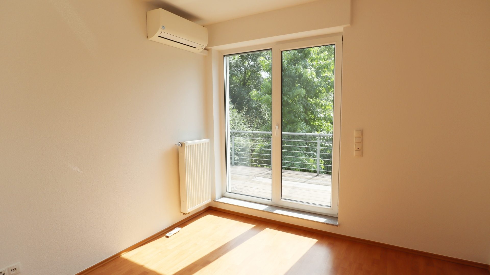 Böcker Wohnimmobilien - Immobilienangebot - Düsseldorf / Lohausen - Alle - Exklusives Townhouse in sehr guter Lage! Vollklimatisiert und neue EBK - Nähe der ISD