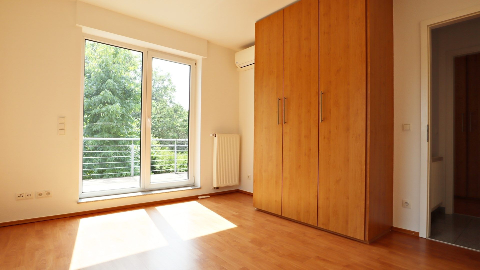 Böcker Wohnimmobilien - Immobilienangebot - Düsseldorf / Lohausen - Alle - Exklusives Townhouse in sehr guter Lage! Vollklimatisiert und neue EBK - Nähe der ISD