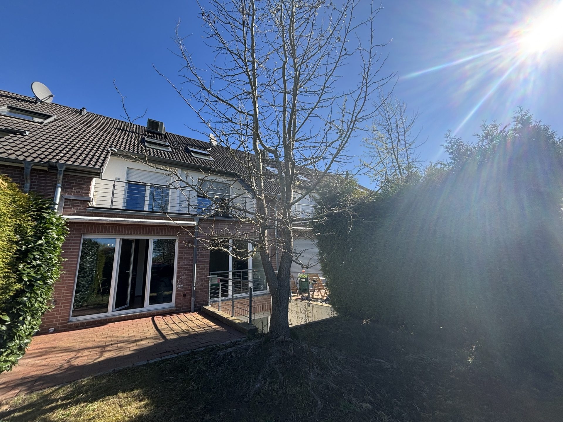 Böcker Wohnimmobilien - Immobilienangebot - Düsseldorf / Lohausen - Alle - Exklusives Townhouse in sehr guter Lage! Vollklimatisiert und neue EBK - Nähe der ISD