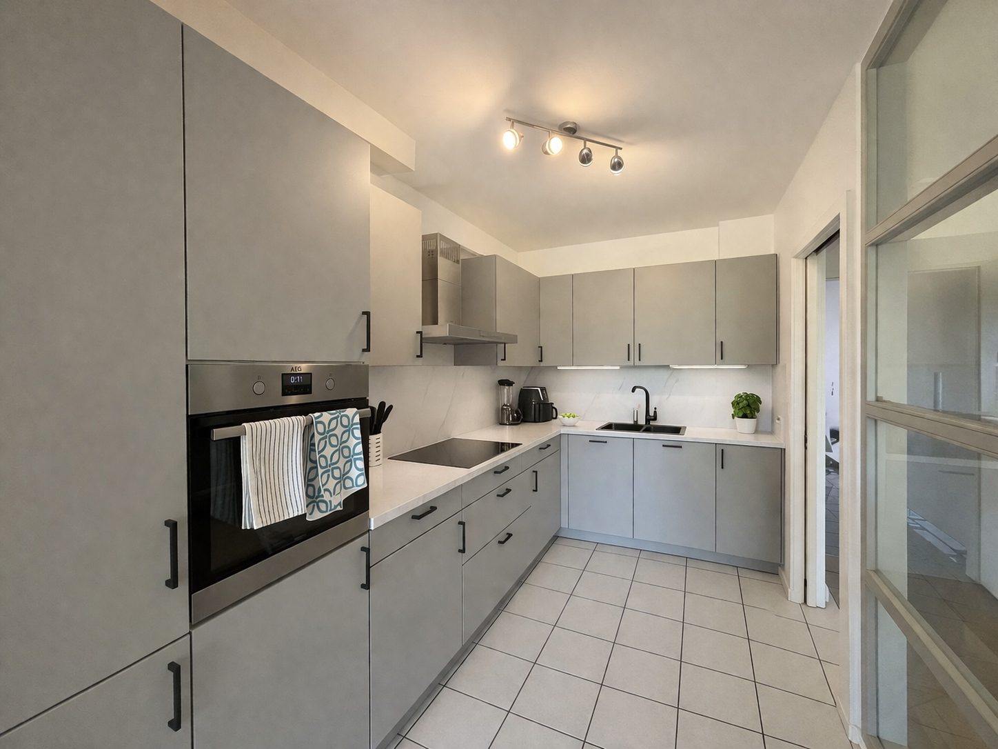 Böcker Wohnimmobilien - Immobilienangebot - Düsseldorf / Lohausen - Alle - Exklusives Townhouse in sehr guter Lage! Vollklimatisiert und neue EBK - Nähe der ISD