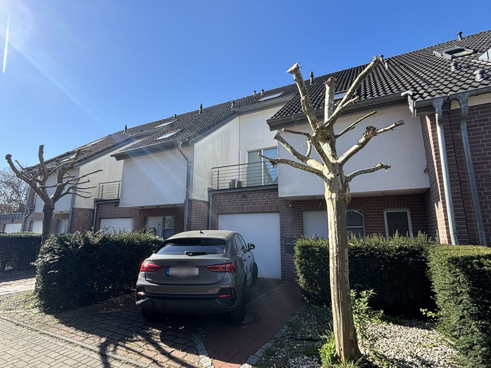 Böcker Wohnimmobilien - Immobilienangebot - Düsseldorf / Lohausen - Alle - Exklusives Townhouse in sehr guter Lage! Vollklimatisiert und neue EBK - Nähe der ISD