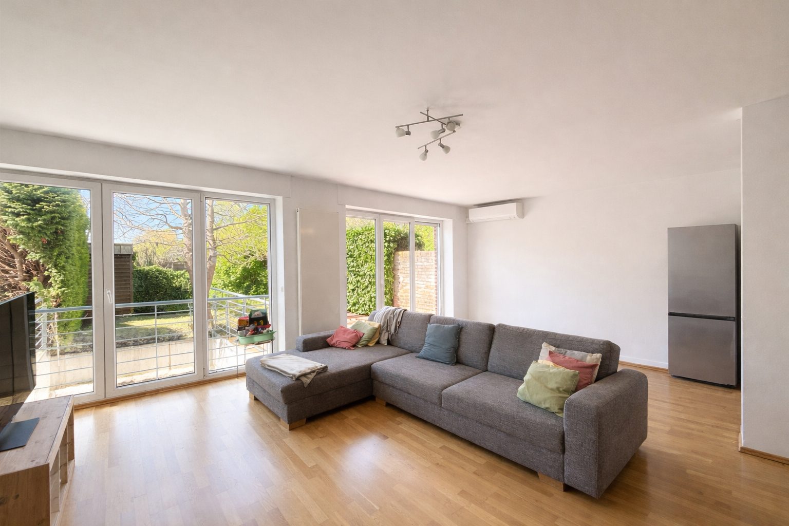 Böcker Wohnimmobilien - Immobilienangebot - Düsseldorf / Lohausen - Alle - Exklusives Townhouse in sehr guter Lage! Vollklimatisiert und neue EBK - Nähe der ISD