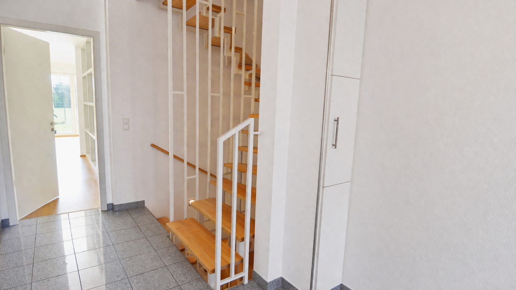 Böcker Wohnimmobilien - Immobilienangebot - Düsseldorf / Lohausen - Alle - Exklusives Townhouse in sehr guter Lage! Vollklimatisiert und neue EBK - Nähe der ISD