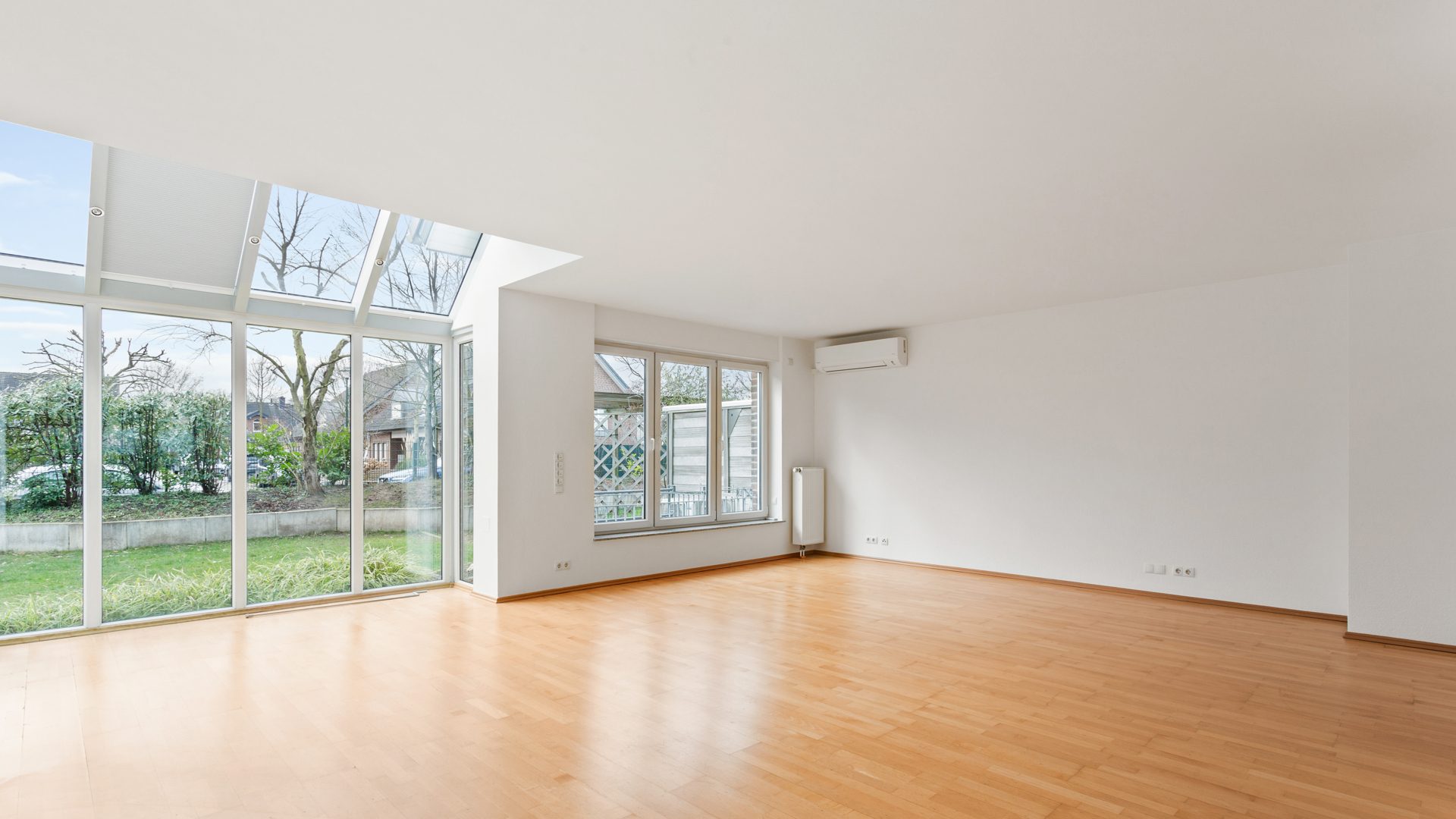 Böcker Wohnimmobilien - Immobilienangebot - Düsseldorf / Lohausen - Alle - Exklusives Townhouse in sehr guter Lage! Vollklimatisiert und neue EBK - Nähe der ISD