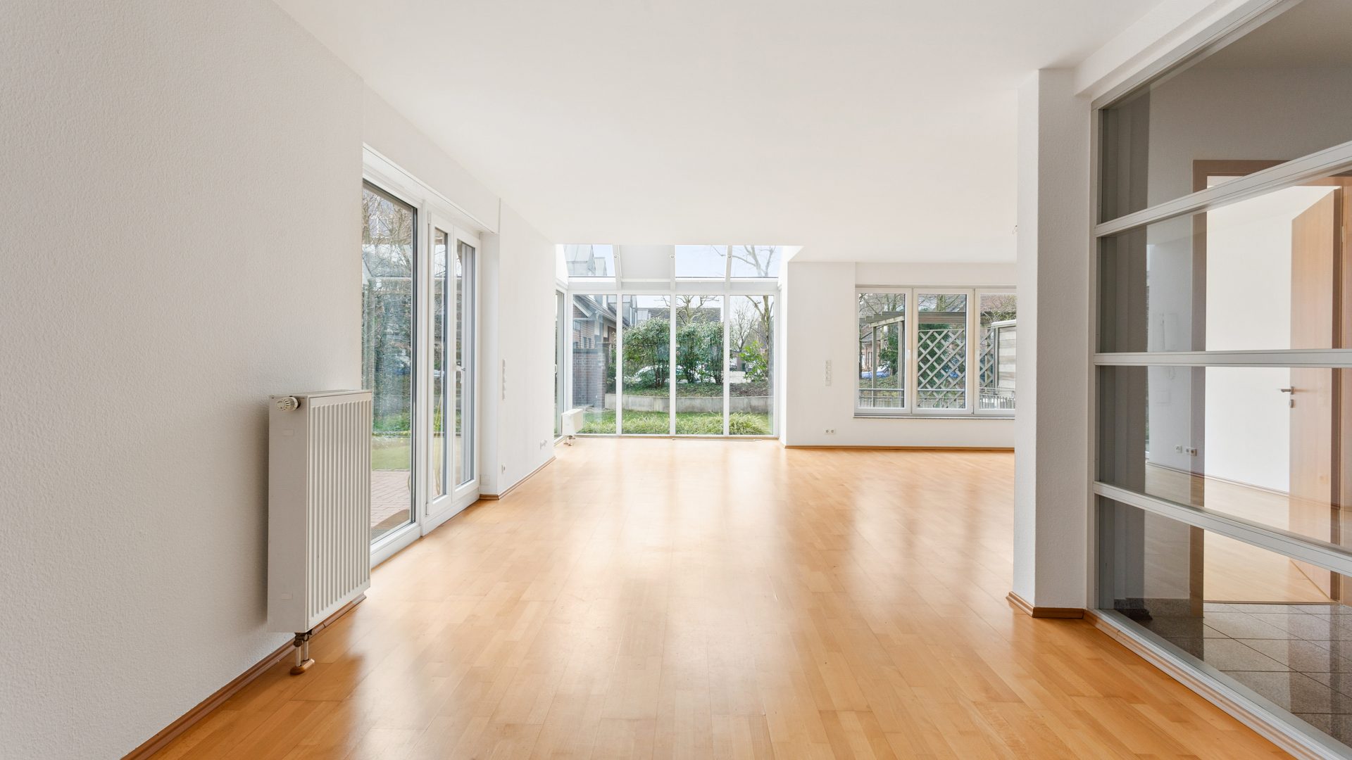 Böcker Wohnimmobilien - Immobilienangebot - Düsseldorf / Lohausen - Alle - Exklusives Townhouse in sehr guter Lage! Vollklimatisiert und neue EBK - Nähe der ISD