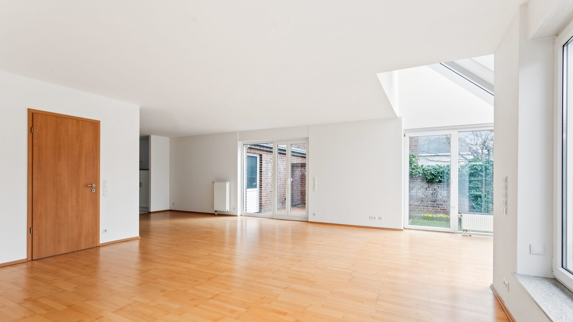 Böcker Wohnimmobilien - Immobilienangebot - Düsseldorf / Lohausen - Alle - Exklusives Townhouse in sehr guter Lage! Vollklimatisiert und neue EBK - Nähe der ISD