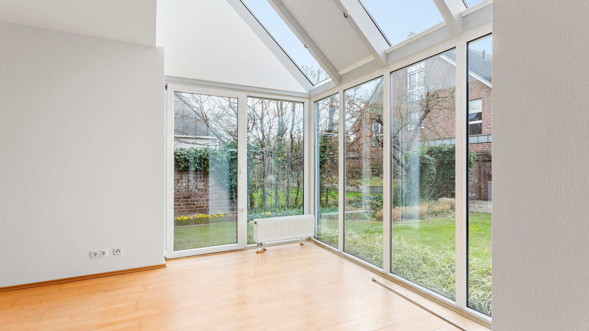 Böcker Wohnimmobilien - Immobilienangebot - Düsseldorf / Lohausen - Alle - Exklusives Townhouse in sehr guter Lage! Vollklimatisiert und neue EBK - Nähe der ISD