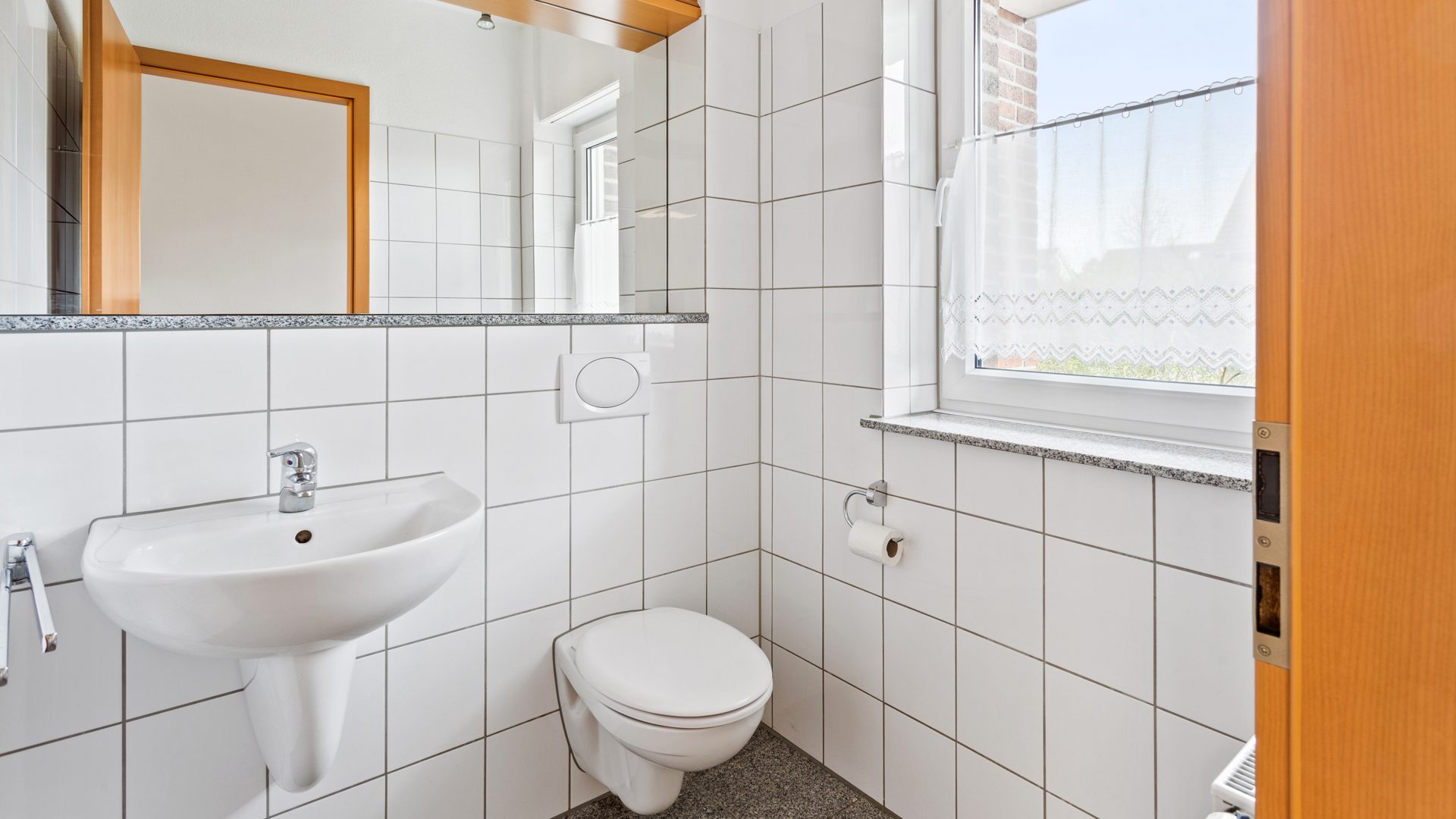 Böcker Wohnimmobilien - Immobilienangebot - Düsseldorf / Lohausen - Alle - Exklusives Townhouse in sehr guter Lage! Vollklimatisiert und neue EBK - Nähe der ISD