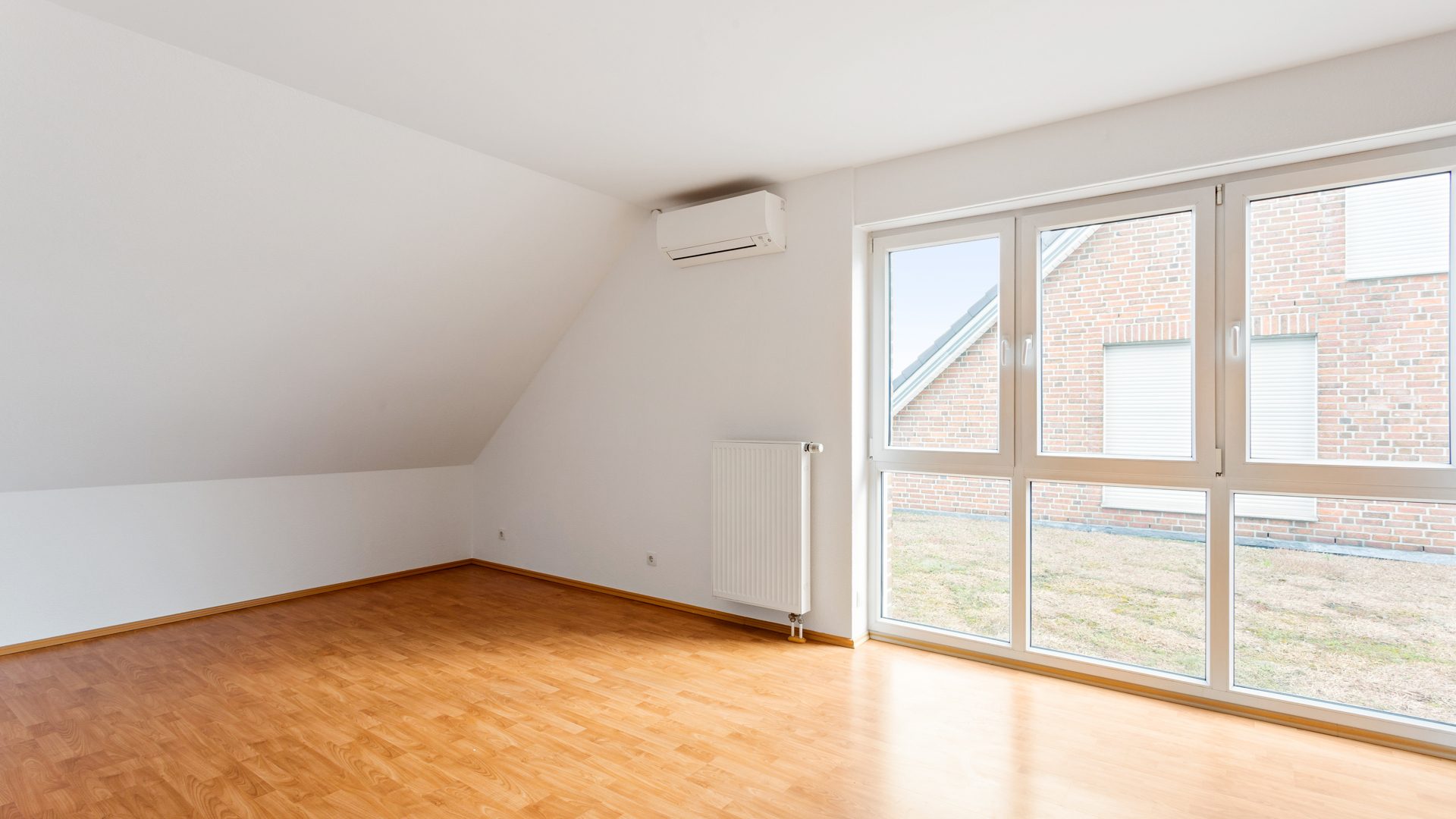 Böcker Wohnimmobilien - Immobilienangebot - Düsseldorf / Lohausen - Alle - Exklusives Townhouse in sehr guter Lage! Vollklimatisiert und neue EBK - Nähe der ISD