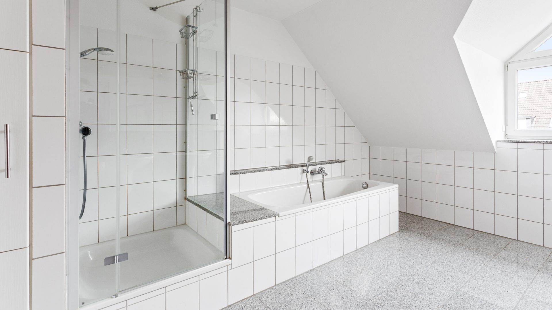 Böcker Wohnimmobilien - Immobilienangebot - Düsseldorf / Lohausen - Alle - Exklusives Townhouse in sehr guter Lage! Vollklimatisiert und neue EBK - Nähe der ISD