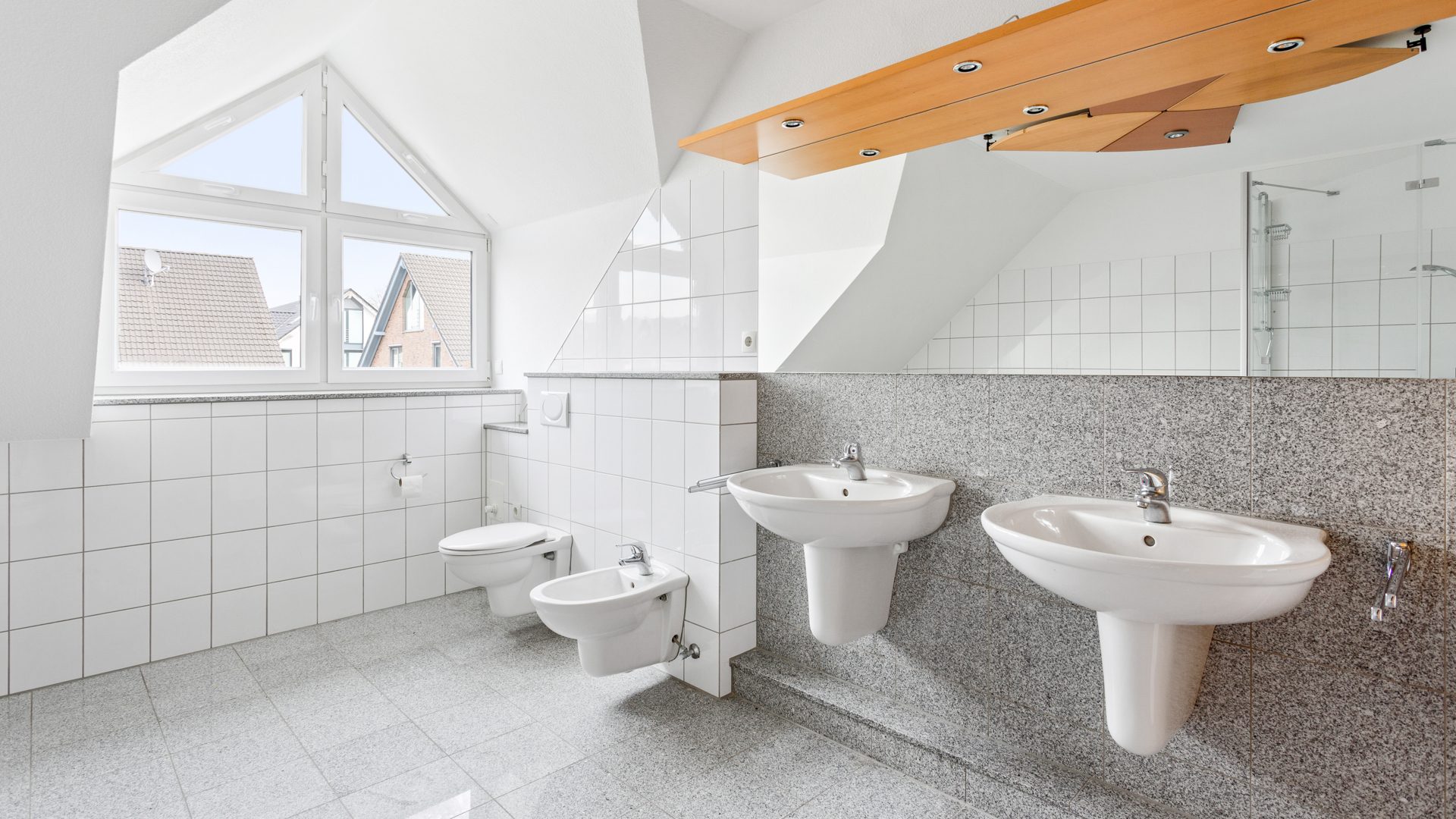 Böcker Wohnimmobilien - Immobilienangebot - Düsseldorf / Lohausen - Alle - Exklusives Townhouse in sehr guter Lage! Vollklimatisiert und neue EBK - Nähe der ISD