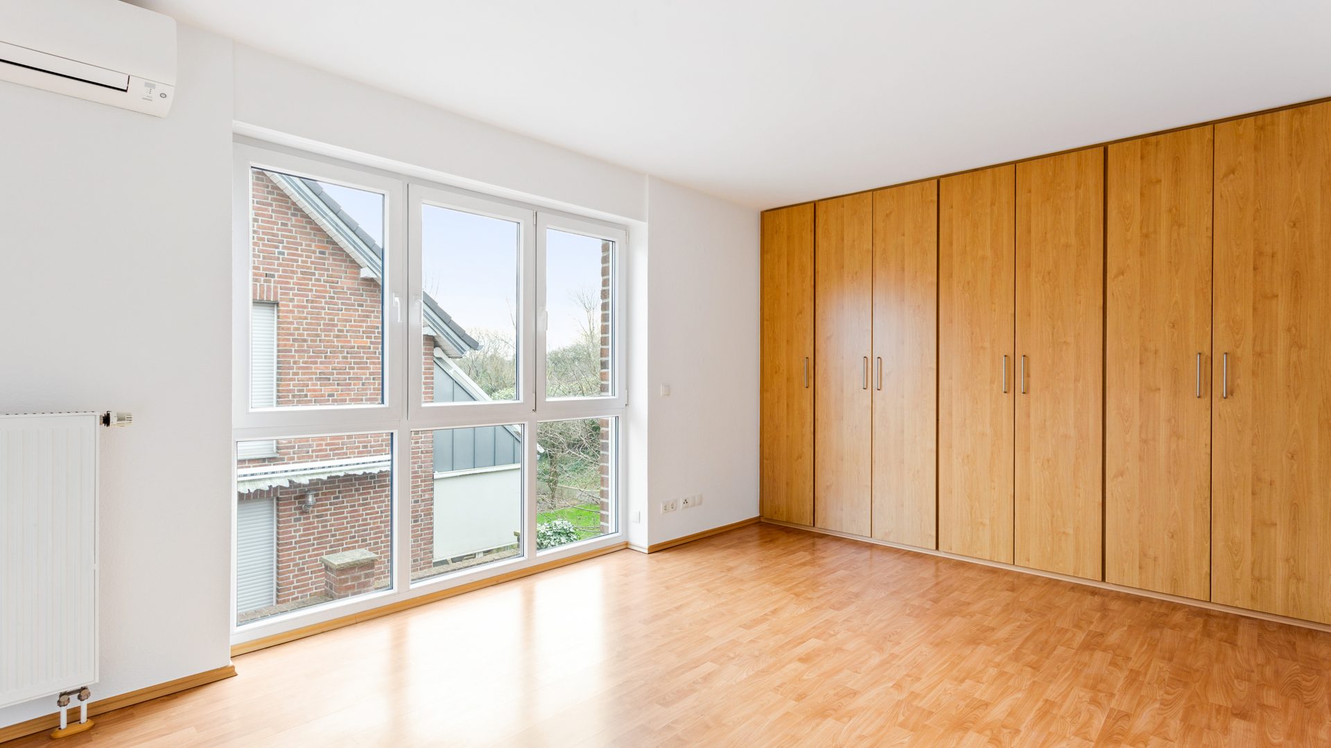 Böcker Wohnimmobilien - Immobilienangebot - Düsseldorf / Lohausen - Alle - Exklusives Townhouse in sehr guter Lage! Vollklimatisiert und neue EBK - Nähe der ISD