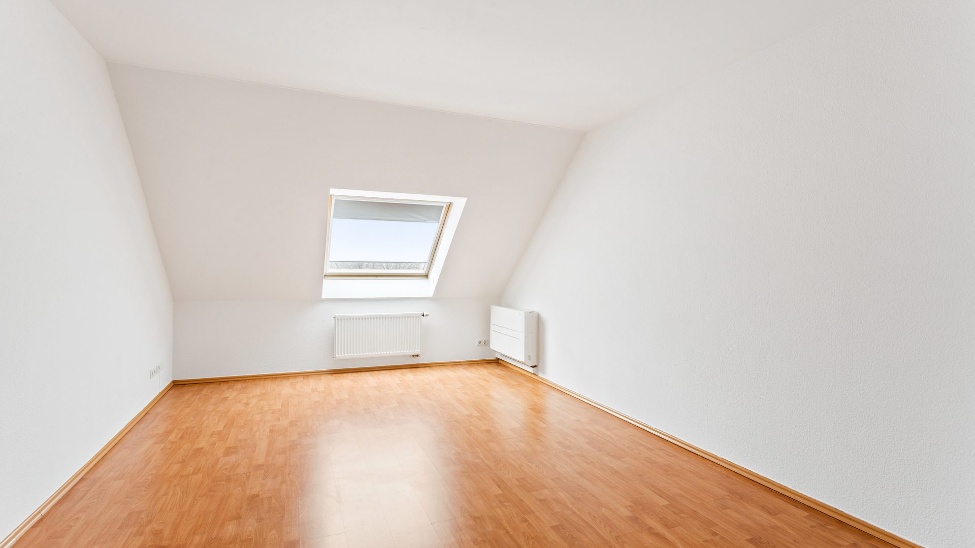 Böcker Wohnimmobilien - Immobilienangebot - Düsseldorf / Lohausen - Alle - Exklusives Townhouse in sehr guter Lage! Vollklimatisiert und neue EBK - Nähe der ISD