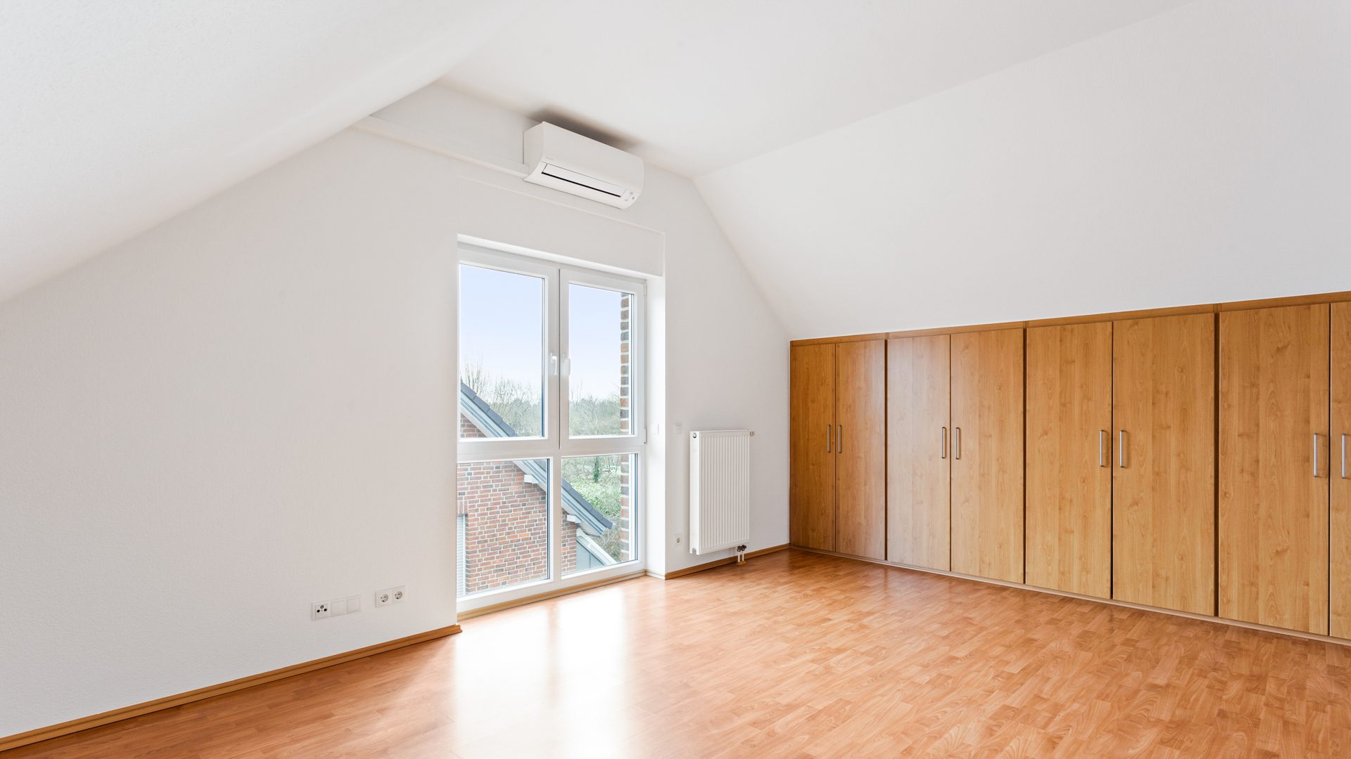 Böcker Wohnimmobilien - Immobilienangebot - Düsseldorf / Lohausen - Alle - Exklusives Townhouse in sehr guter Lage! Vollklimatisiert und neue EBK - Nähe der ISD