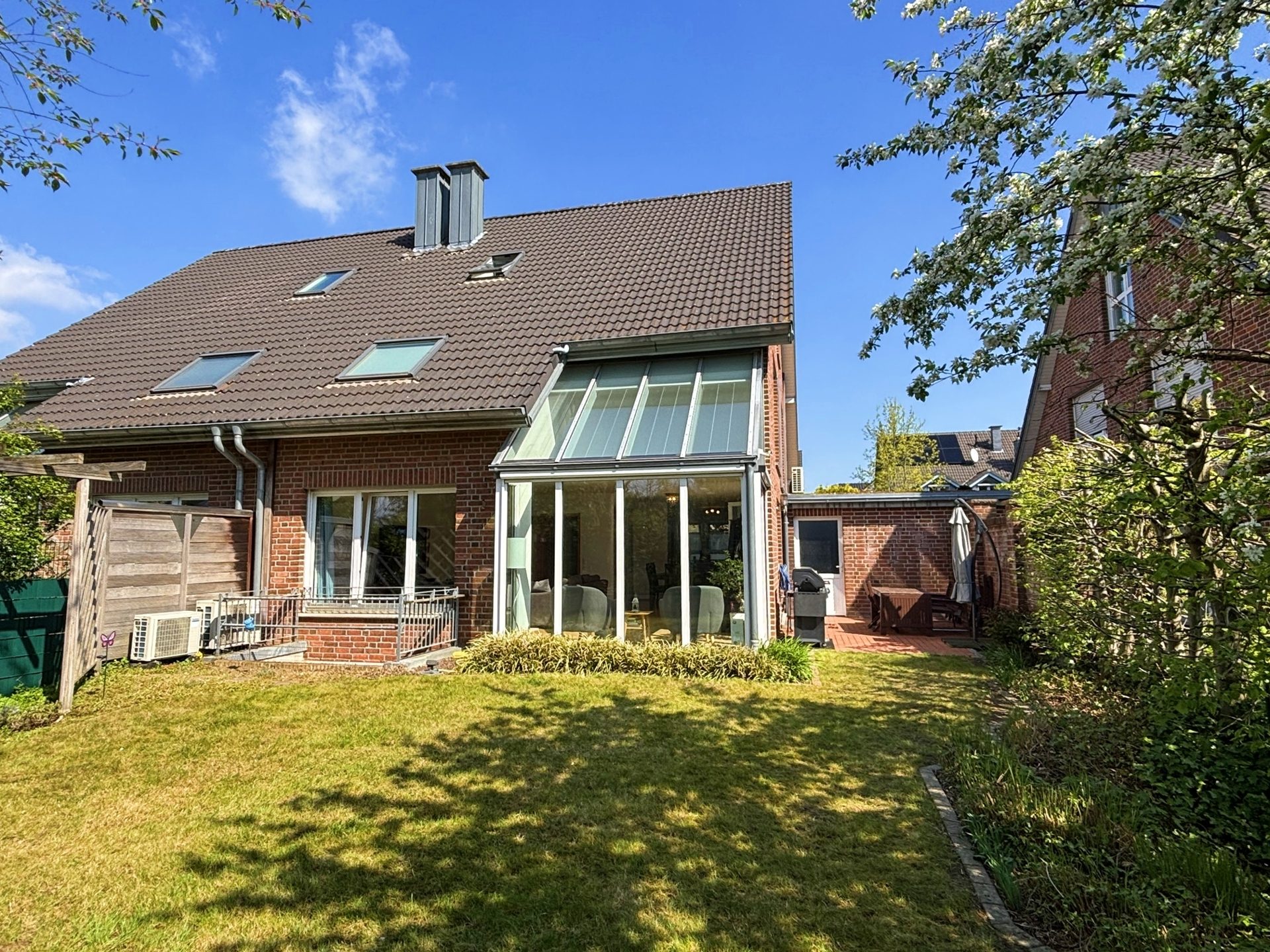 Böcker Wohnimmobilien - Immobilienangebot - Düsseldorf / Lohausen - Alle - Exklusives Townhouse in sehr guter Lage! Vollklimatisiert und neue EBK - Nähe der ISD