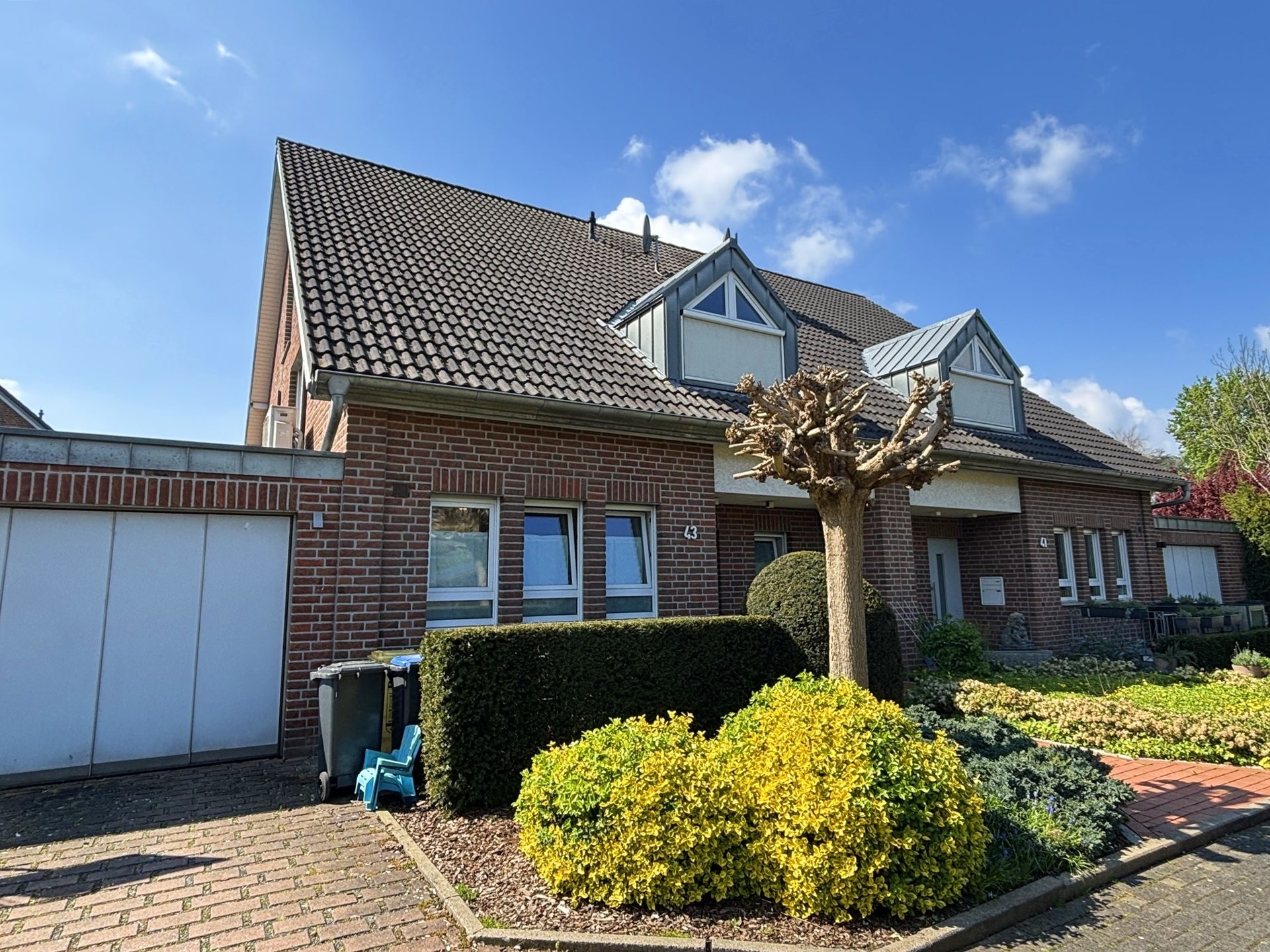 Böcker Wohnimmobilien - Immobilienangebot - Düsseldorf / Lohausen - Alle - Exklusives Townhouse in sehr guter Lage! Vollklimatisiert und neue EBK - Nähe der ISD