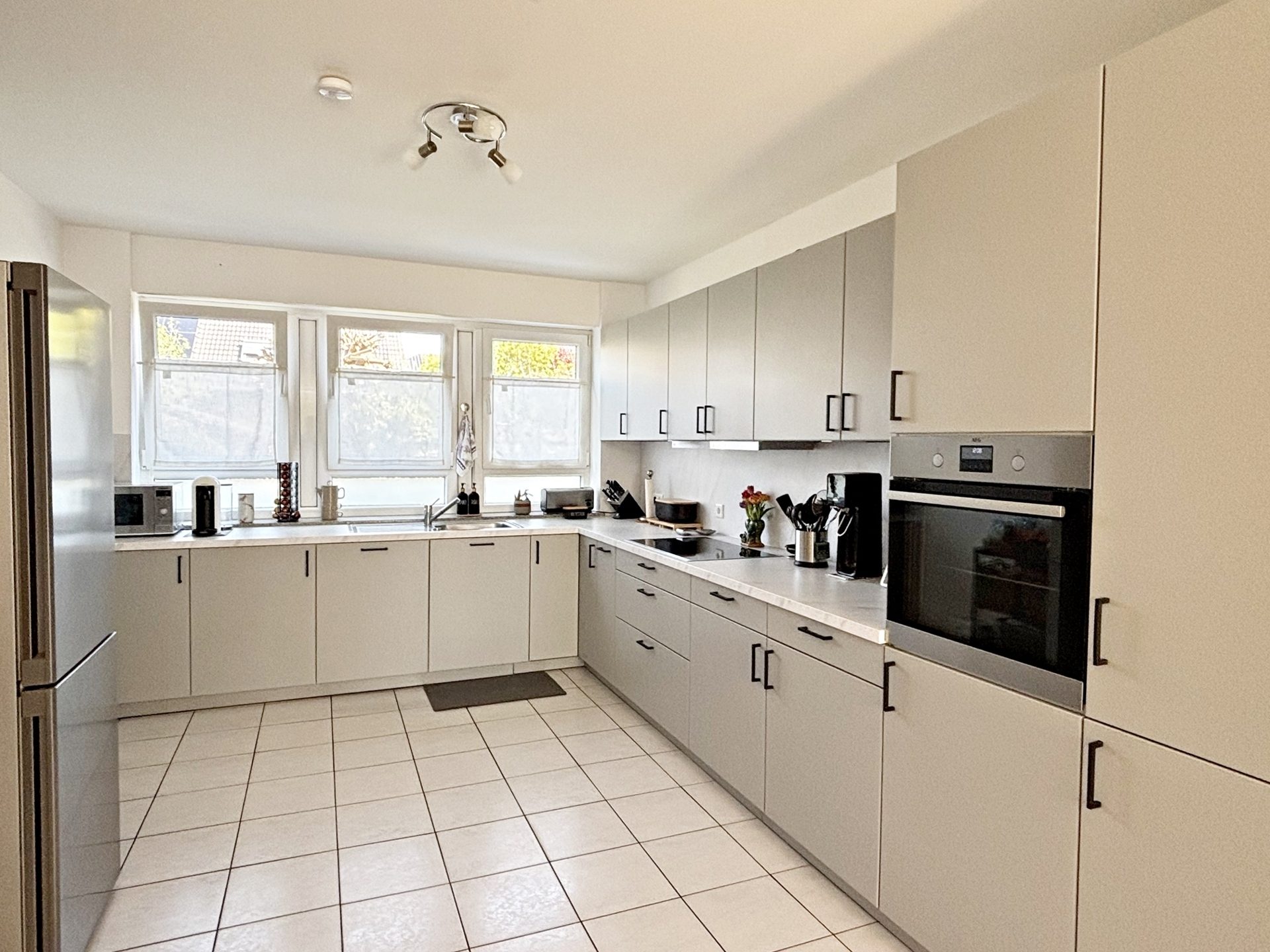 Böcker Wohnimmobilien - Immobilienangebot - Düsseldorf / Lohausen - Alle - Exklusives Townhouse in sehr guter Lage! Vollklimatisiert und neue EBK - Nähe der ISD