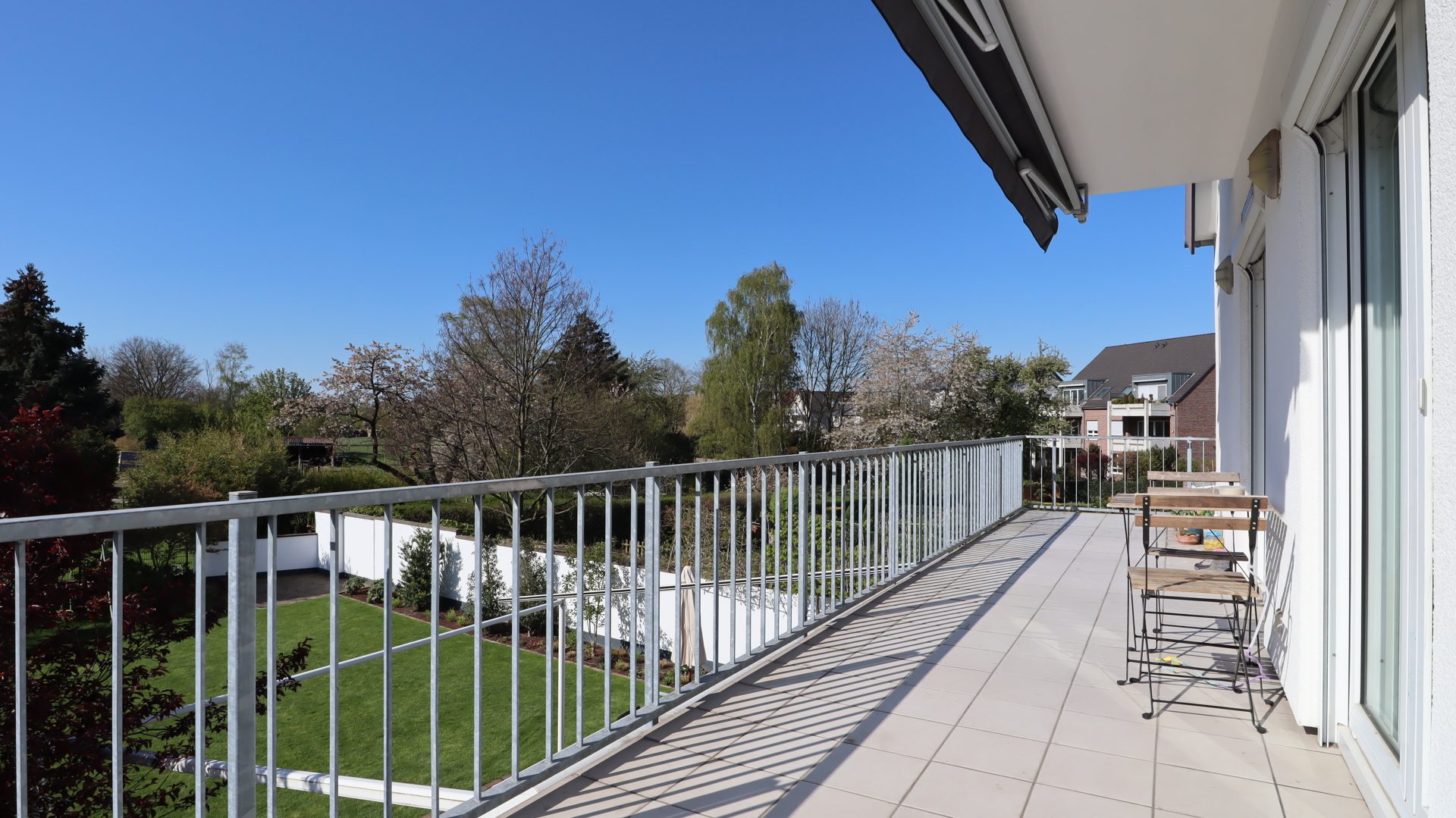 Balkon Böcker Wohnimmobilien - Immobilienangebot - Düsseldorf / Kaiserswerth - Alle - Exklusive 3-Zimmer-Wohnung mit großem Sonnenbalkon und Blick ins Grüne