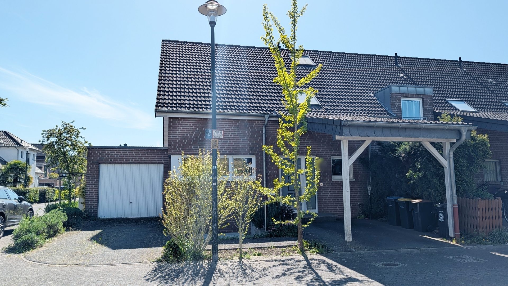 Böcker Wohnimmobilien - Immobilienangebot - Düsseldorf / Lohausen - Alle - Familientraum in begehrter Wohnlage fußläufig zum Rhein und nahe der ISD
