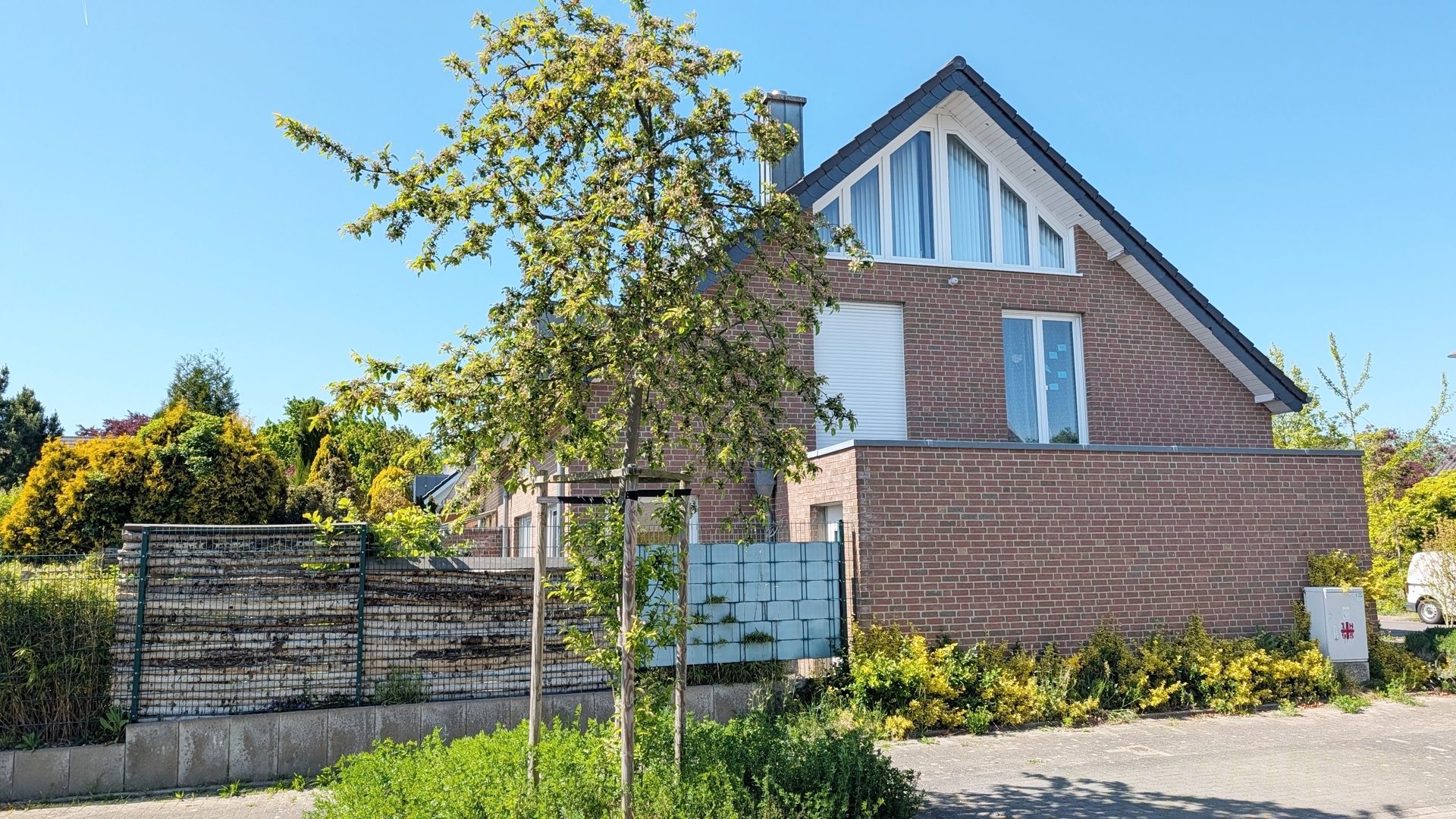 Böcker Wohnimmobilien - Immobilienangebot - Düsseldorf / Lohausen - Alle - Familientraum in begehrter Wohnlage fußläufig zum Rhein und nahe der ISD