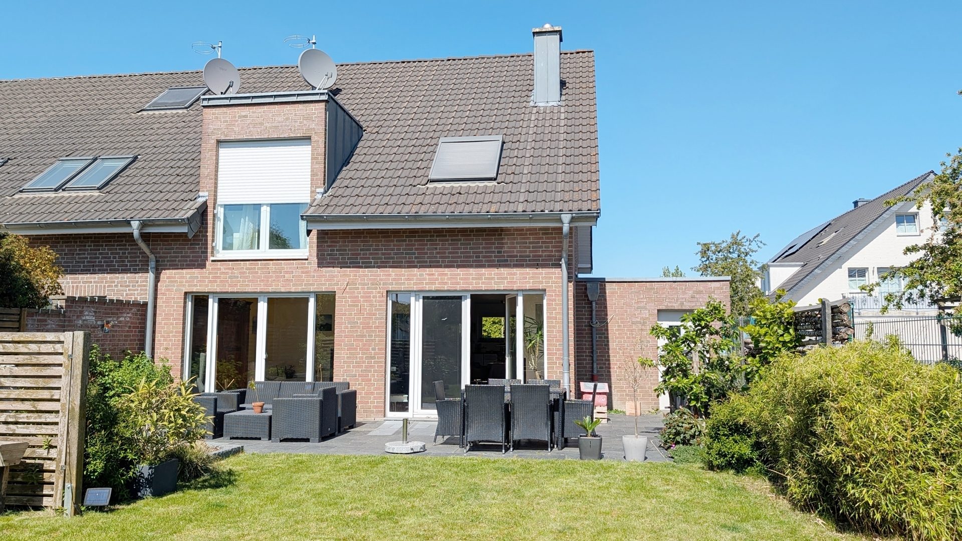 Böcker Wohnimmobilien - Immobilienangebot - Düsseldorf / Lohausen - Alle - Familientraum in begehrter Wohnlage fußläufig zum Rhein und nahe der ISD
