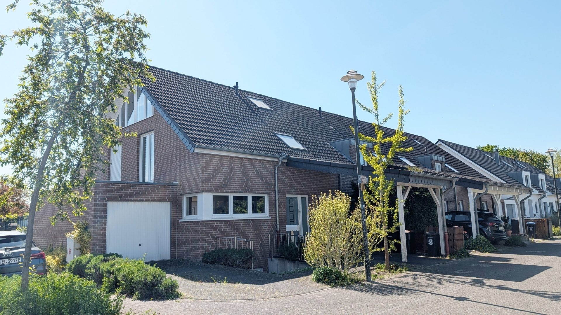 Böcker Wohnimmobilien - Immobilienangebot - Düsseldorf / Lohausen - Alle - Familientraum in begehrter Wohnlage fußläufig zum Rhein und nahe der ISD