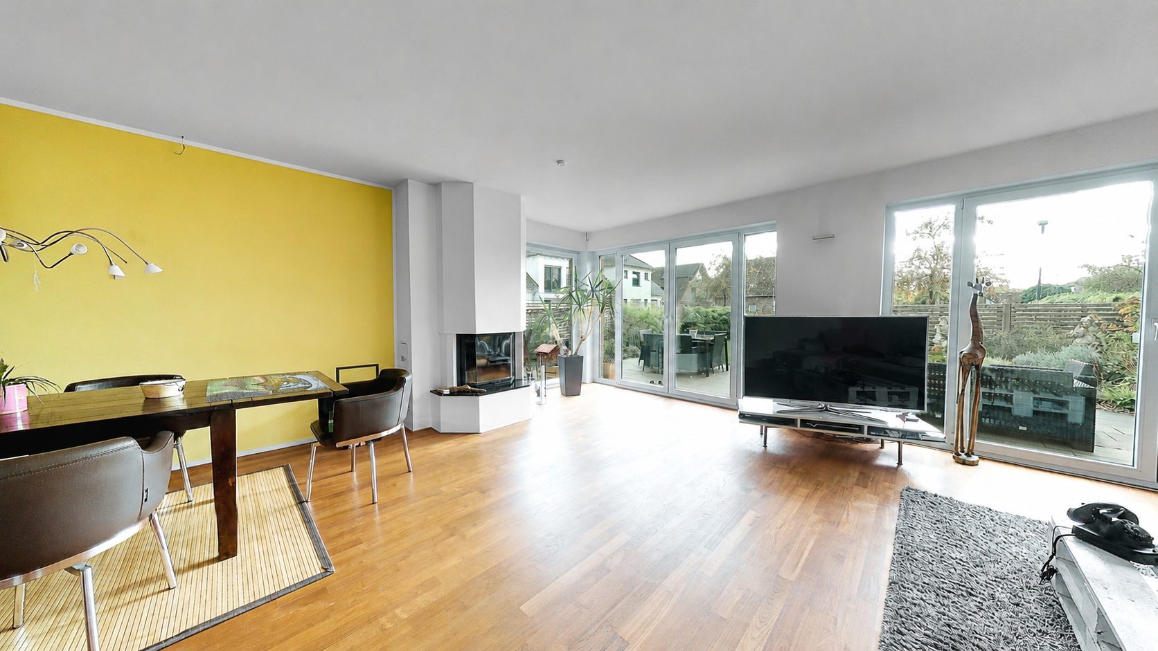Böcker Wohnimmobilien - Immobilienangebot - Düsseldorf / Lohausen - Alle - Familientraum in begehrter Wohnlage fußläufig zum Rhein und nahe der ISD