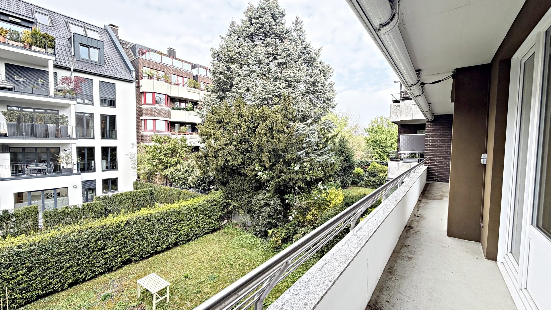 Böcker Wohnimmobilien - Immobilienangebot - Düsseldorf / Niederkassel - Alle - Attraktive Wohnkombination: Familienwohnung mit modernisiertem Studio & Garage