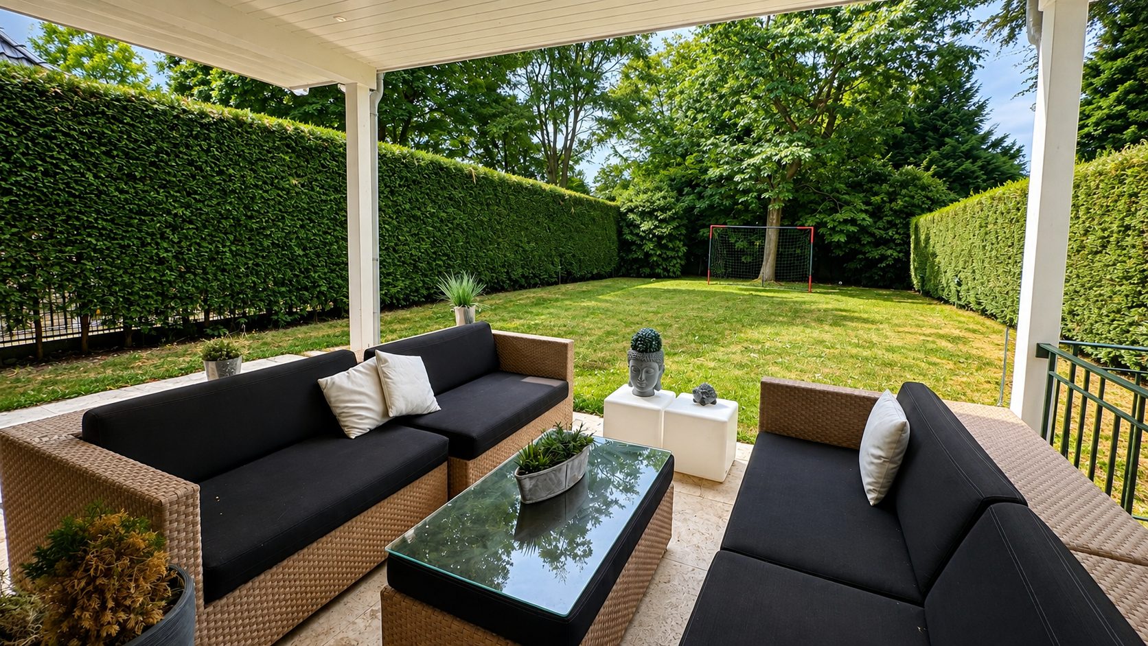 Böcker Wohnimmobilien - Immobilienangebot - Düsseldorf / Wittlaer - Alle - Repräsentatives Familiendomizil mit 7 Zi., EBK, 2 Bäder, Kamin u. Garten.