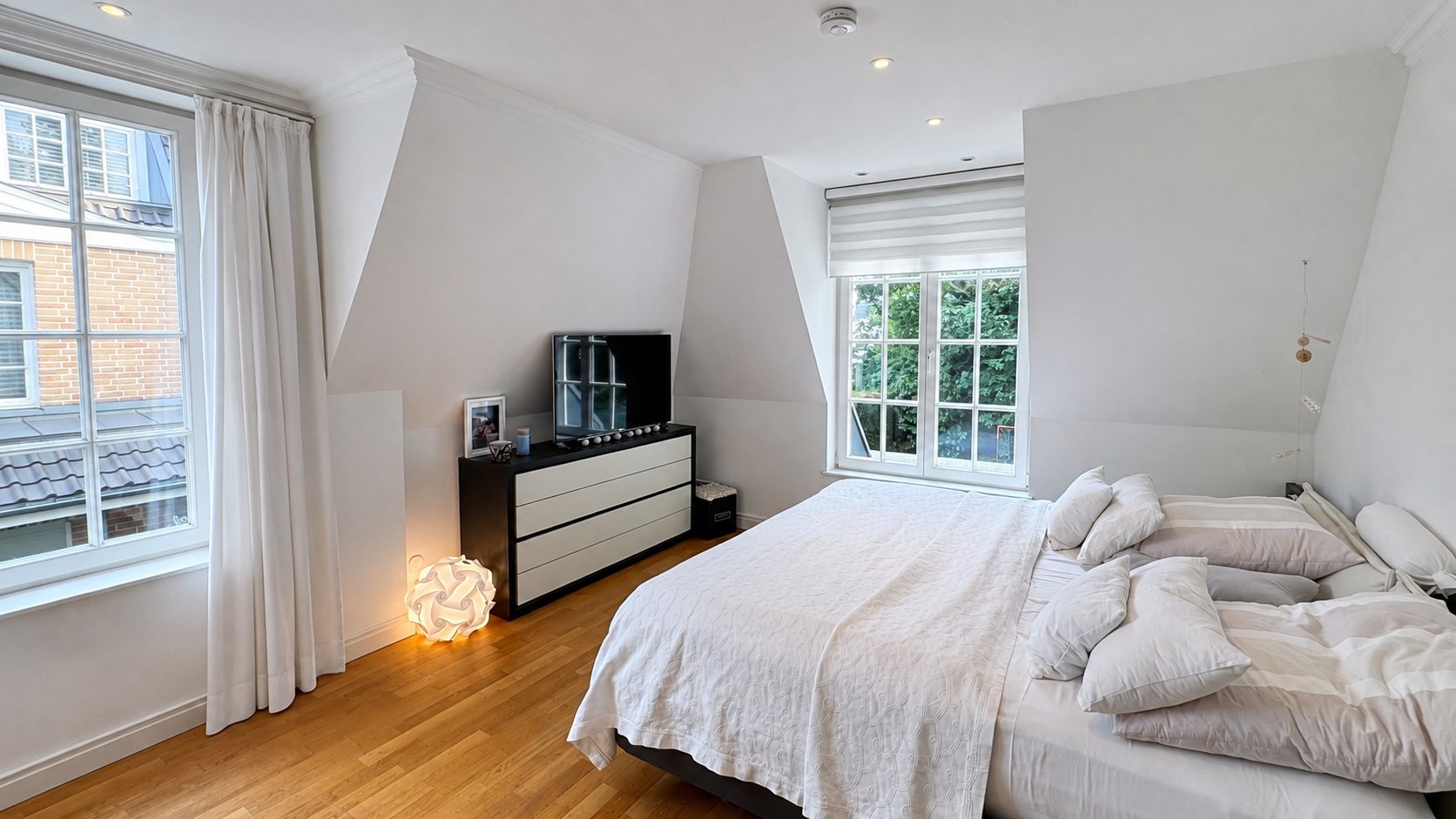 Böcker Wohnimmobilien - Immobilienangebot - Düsseldorf / Wittlaer - Alle - Repräsentatives Familiendomizil mit 7 Zi., EBK, 2 Bäder, Kamin u. Garten.
