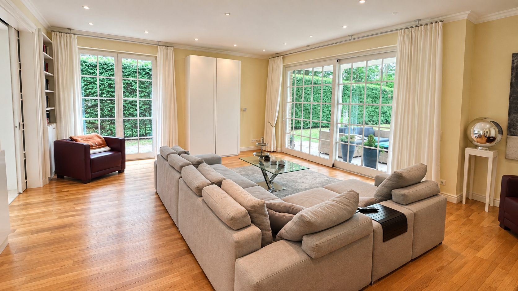 Böcker Wohnimmobilien - Immobilienangebot - Düsseldorf / Wittlaer - Alle - Repräsentatives Familiendomizil mit 7 Zi., EBK, 2 Bäder, Kamin u. Garten.