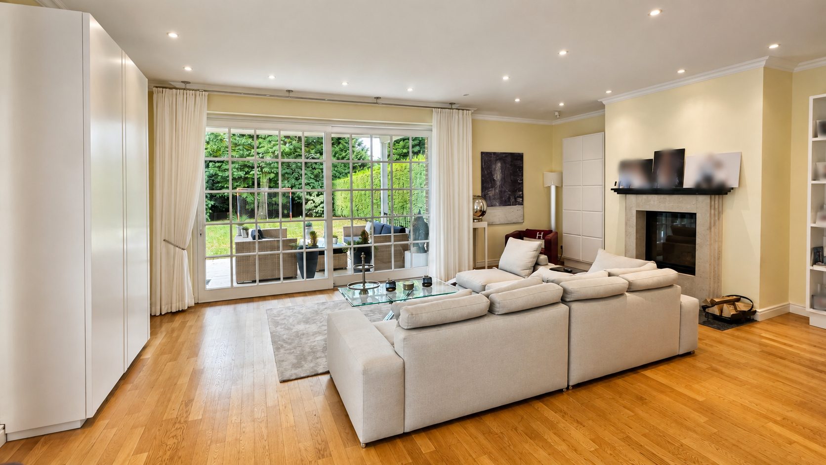 Böcker Wohnimmobilien - Immobilienangebot - Düsseldorf / Wittlaer - Alle - Repräsentatives Familiendomizil mit 7 Zi., EBK, 2 Bäder, Kamin u. Garten.
