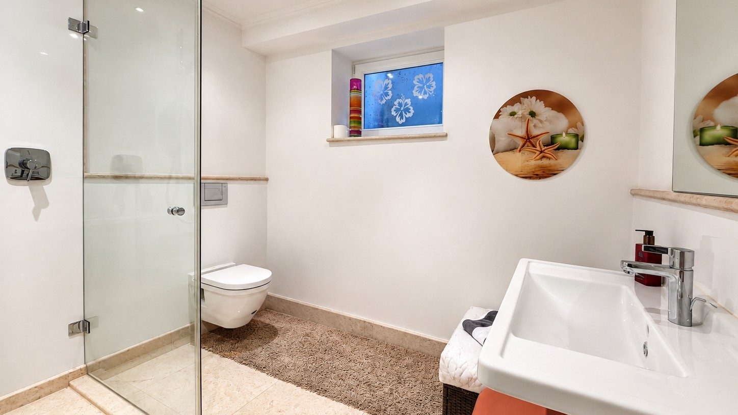 Böcker Wohnimmobilien - Immobilienangebot - Düsseldorf / Wittlaer - Alle - Repräsentatives Familiendomizil mit 7 Zi., EBK, 2 Bäder, Kamin u. Garten.