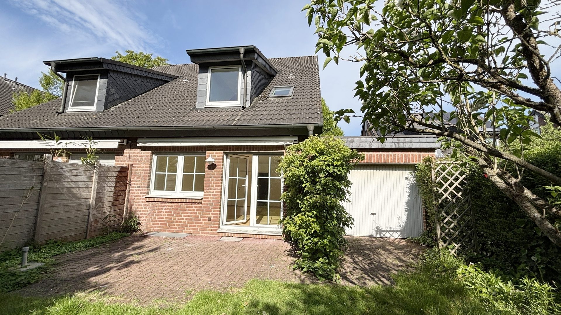 Böcker Wohnimmobilien - Immobilienangebot - Düsseldorf / Kaiserswerth - Alle - Perfekt für die junge Familie: DHH in ruhiger Lage mit Studio, Garten, Garage